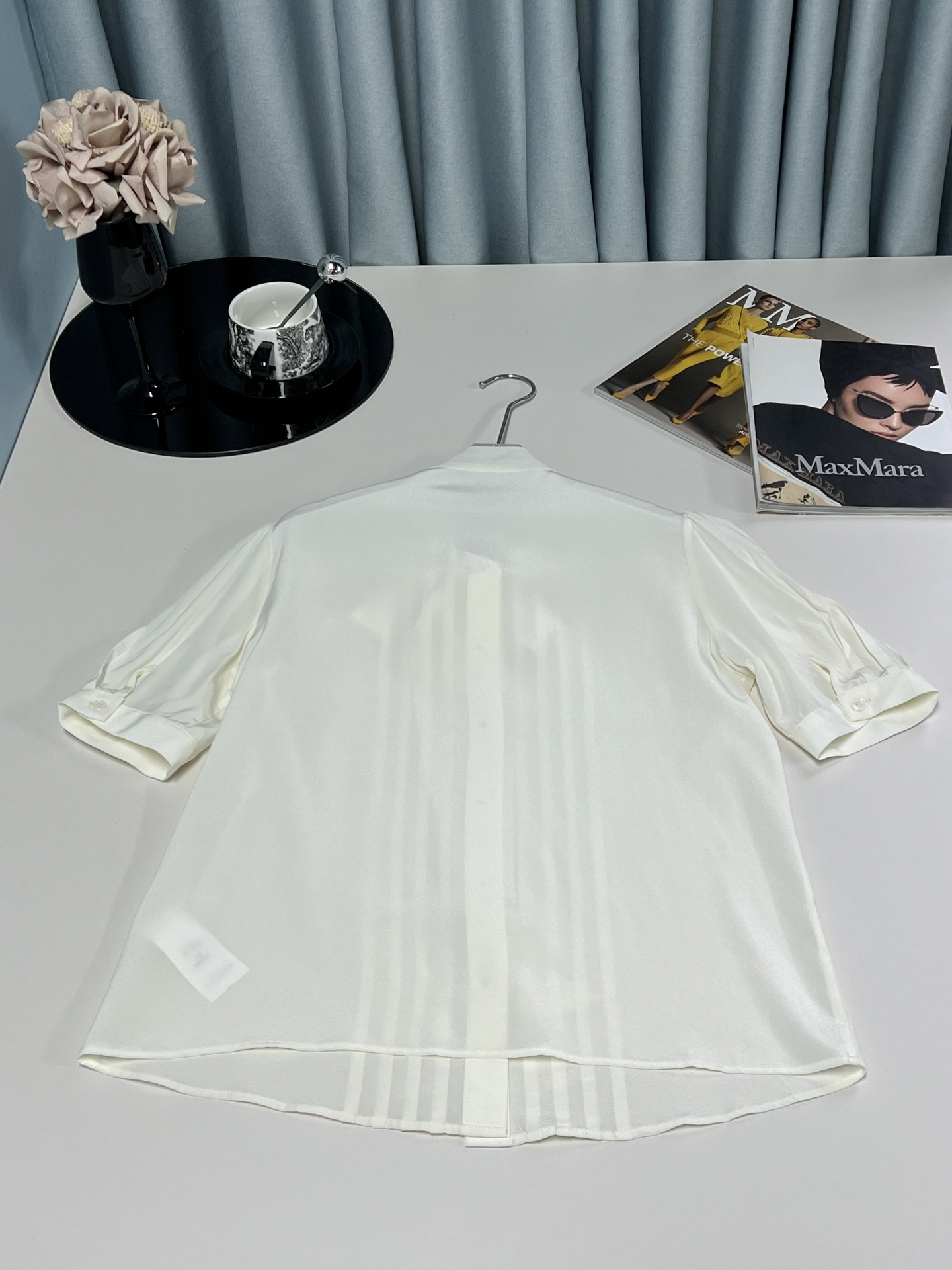 “Silk Scooter Suit: Timeless Elegance with Romantic Details and Comfort” - 图片 8