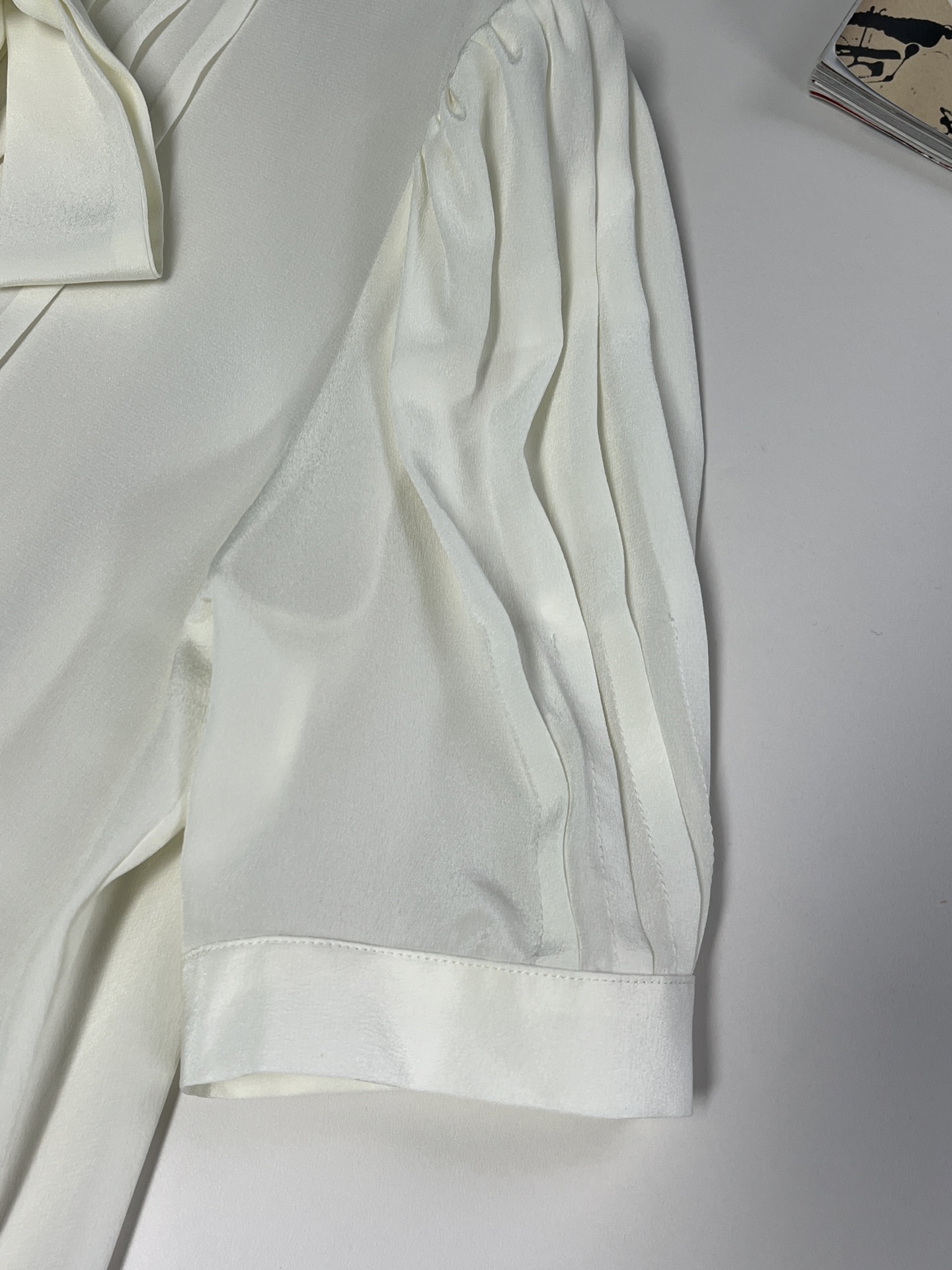 “Silk Scooter Suit: Timeless Elegance with Romantic Details and Comfort” - 图片 6