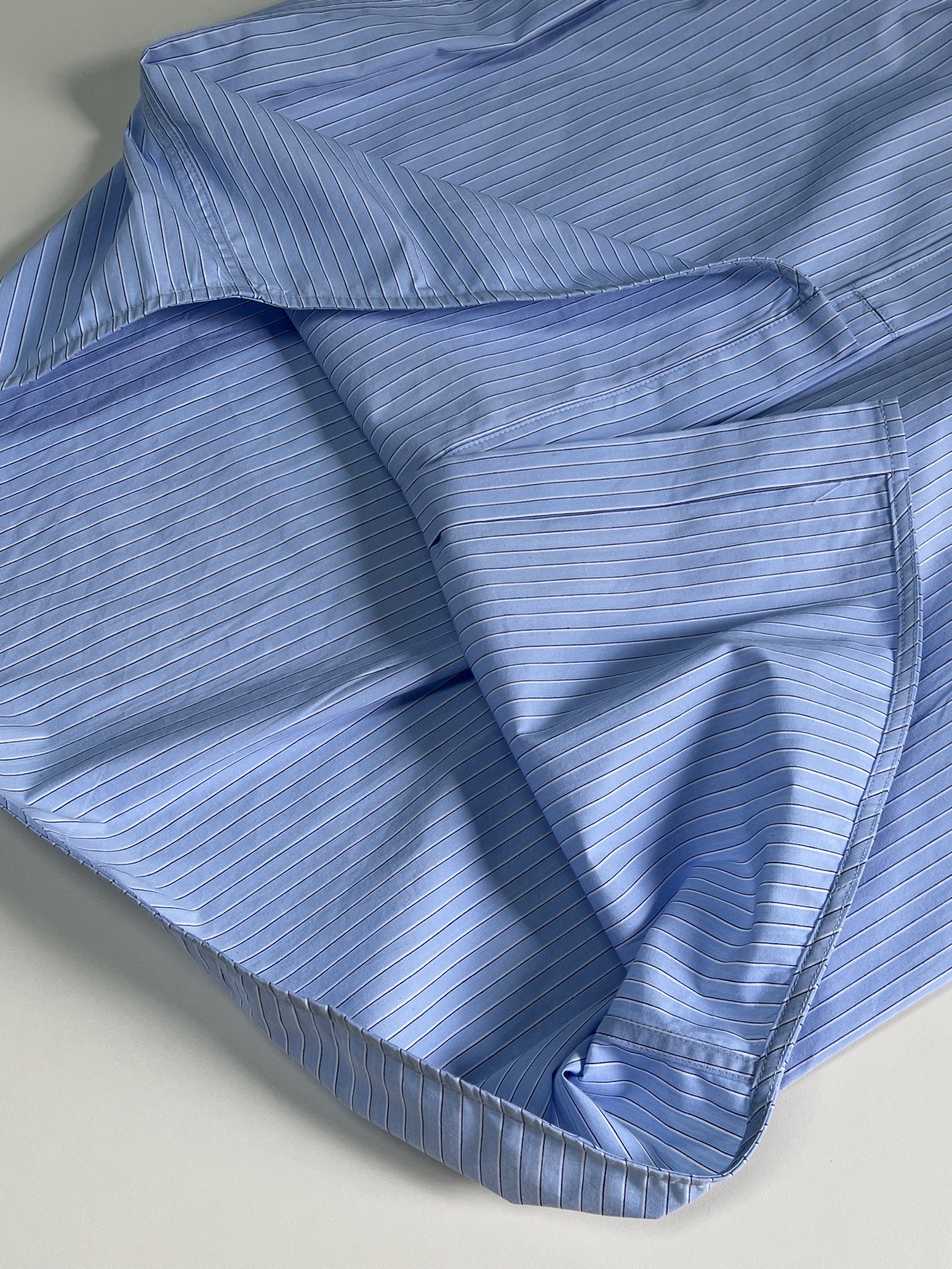 1990s Skinny Shirt with Fine Embroidery and Small Collar in Light Blue Stripes - 图片 7