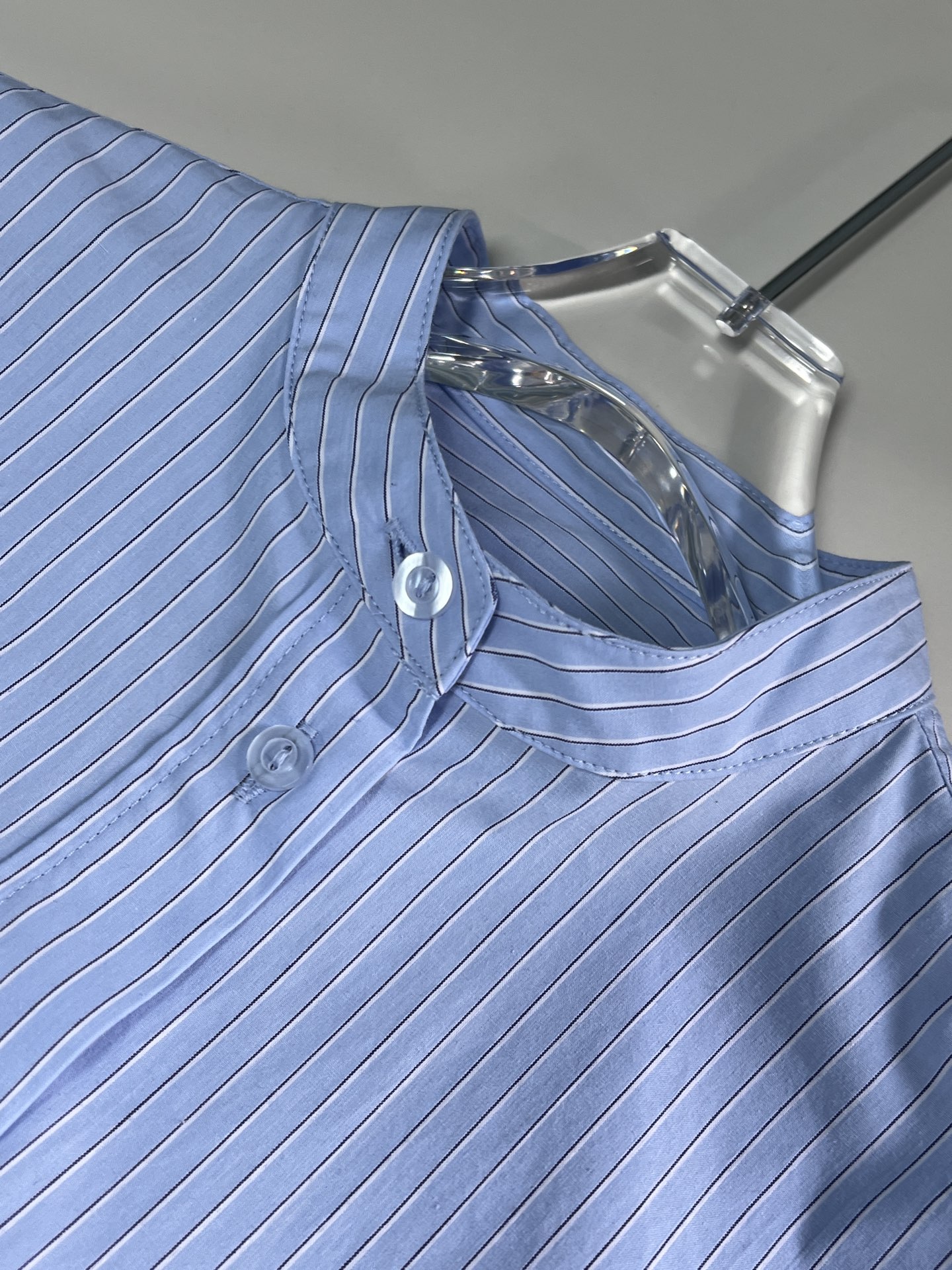 1990s Skinny Shirt with Fine Embroidery and Small Collar in Light Blue Stripes - 图片 4
