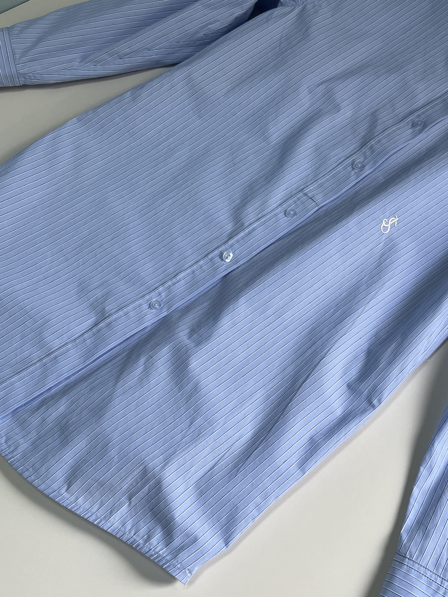 1990s Skinny Shirt with Fine Embroidery and Small Collar in Light Blue Stripes - 图片 3