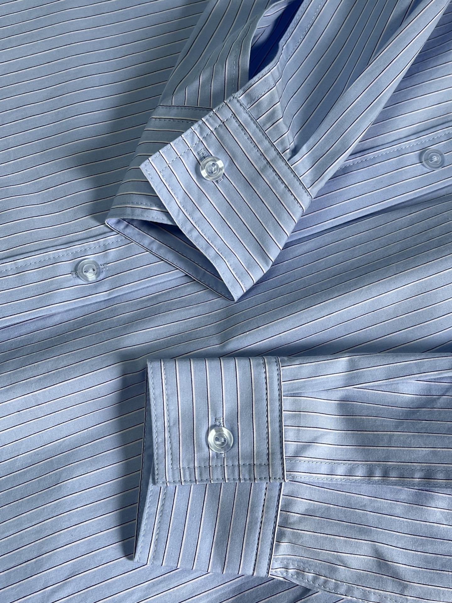 1990s Skinny Shirt with Fine Embroidery and Small Collar in Light Blue Stripes - 图片 6