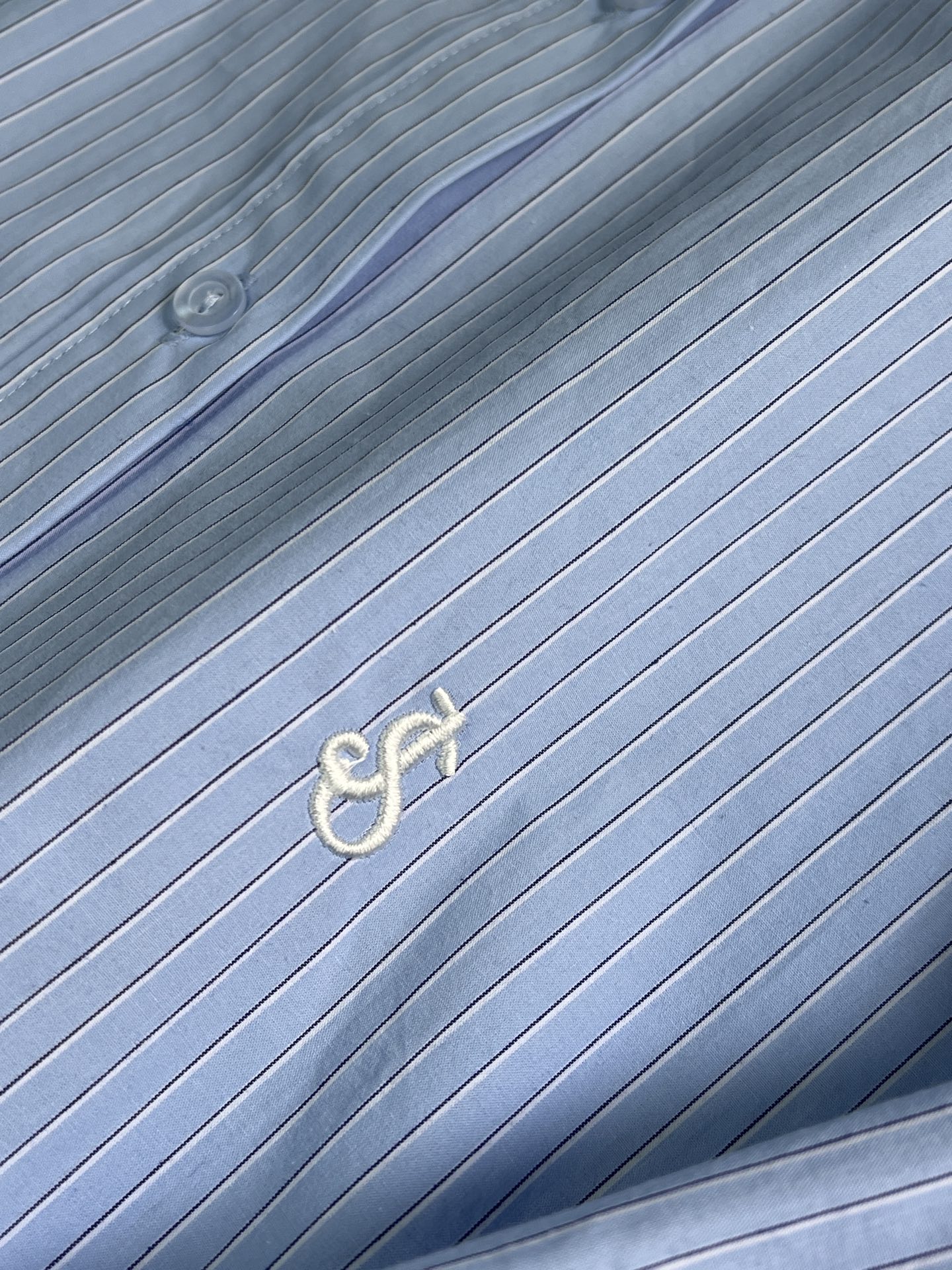 1990s Skinny Shirt with Fine Embroidery and Small Collar in Light Blue Stripes - 图片 5