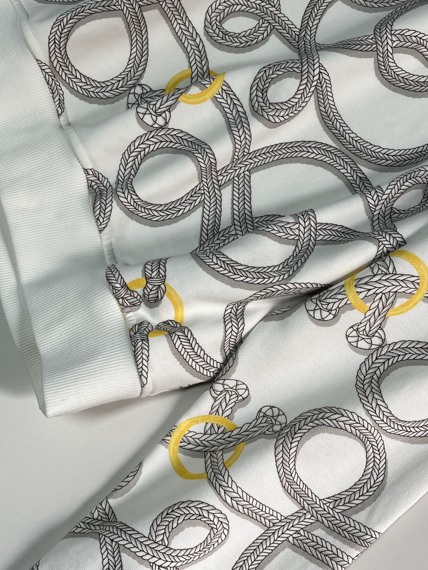 “Designer Women’s Suit with Chain Prints, Threaded Collars, and Cozy Cotton Mix – Custom Development Available” - 图片 6