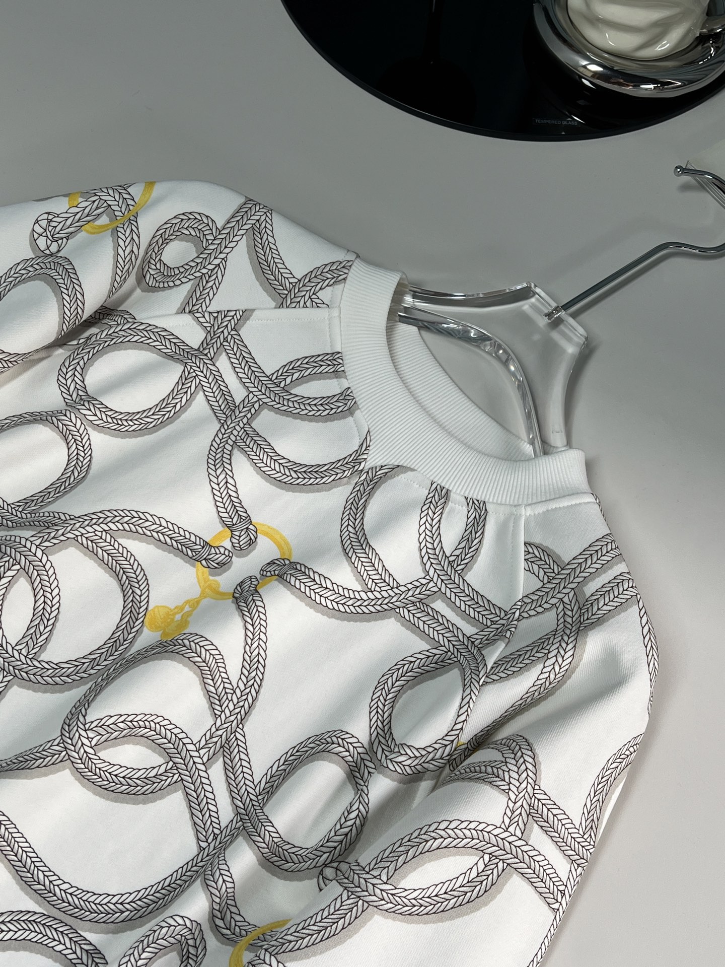 “Designer Women’s Suit with Chain Prints, Threaded Collars, and Cozy Cotton Mix – Custom Development Available” - 图片 2