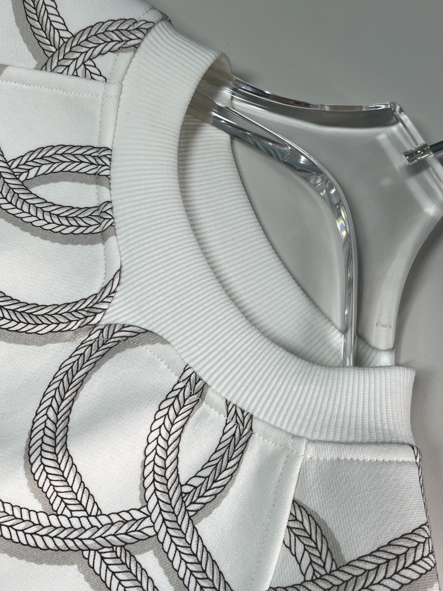 “Designer Women’s Suit with Chain Prints, Threaded Collars, and Cozy Cotton Mix – Custom Development Available” - 图片 5