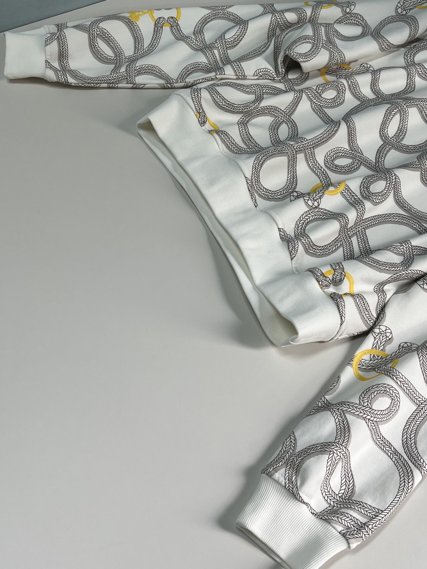 “Designer Women’s Suit with Chain Prints, Threaded Collars, and Cozy Cotton Mix – Custom Development Available” - 图片 3