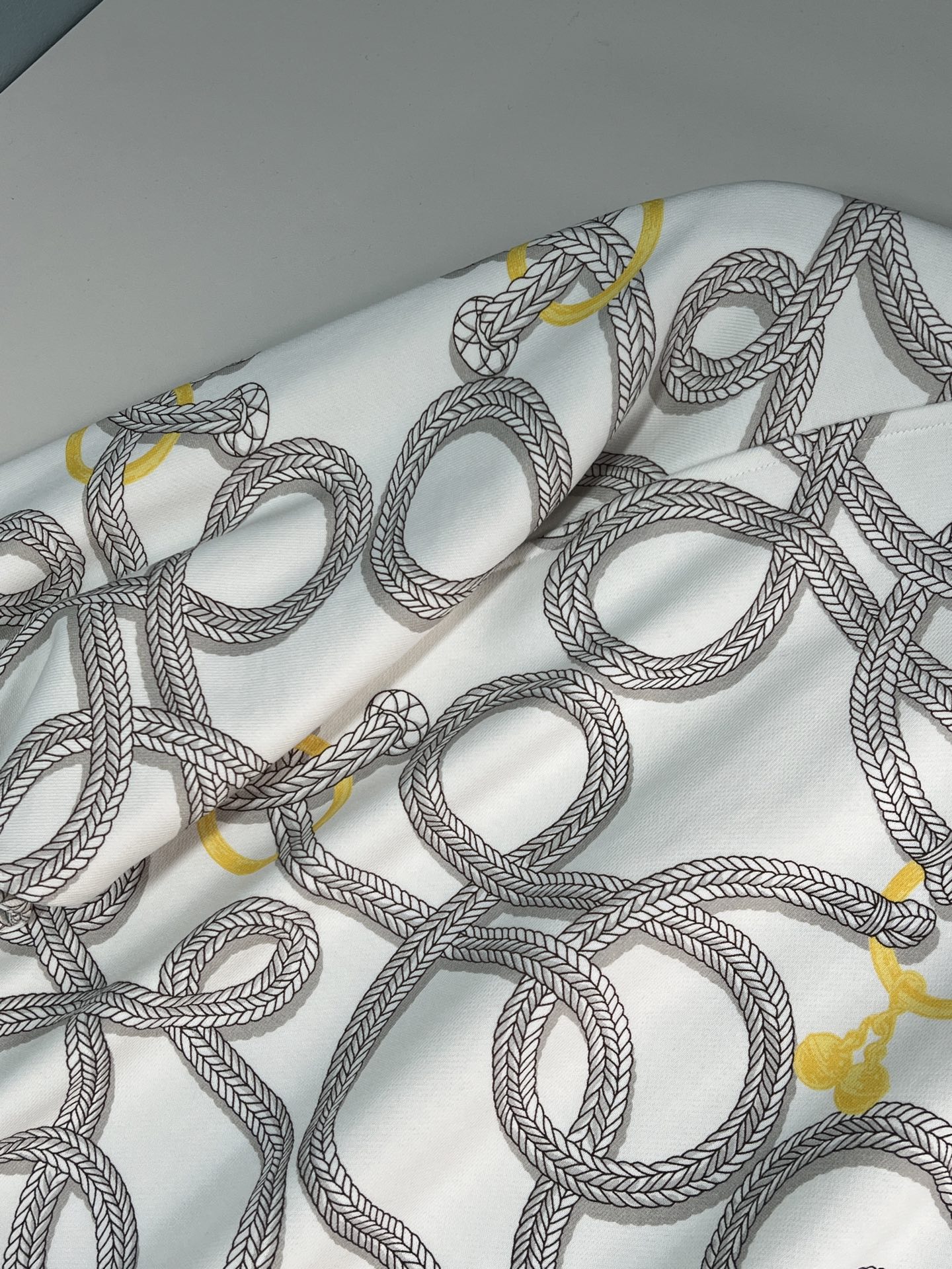 “Designer Women’s Suit with Chain Prints, Threaded Collars, and Cozy Cotton Mix – Custom Development Available” - 图片 4