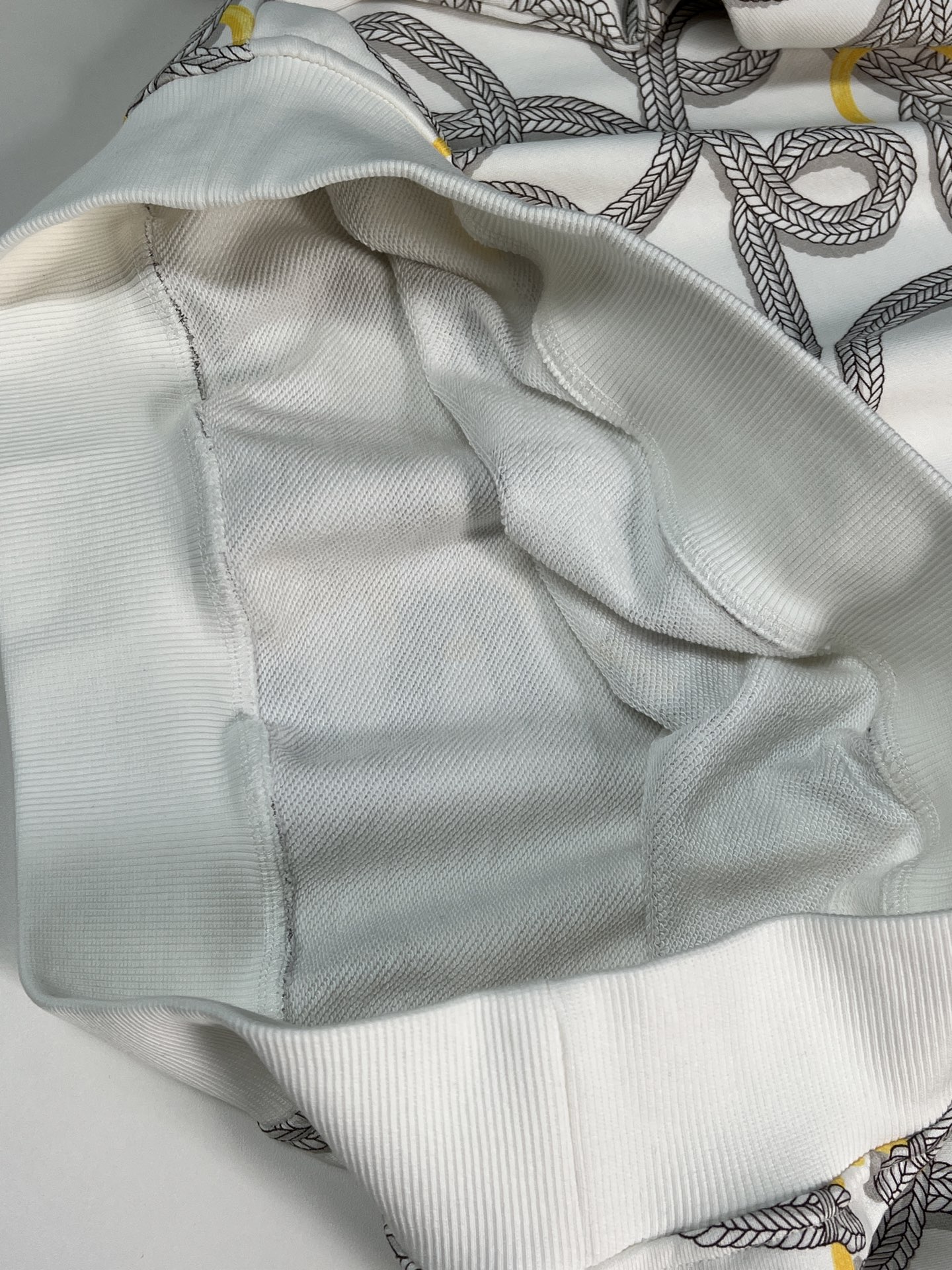 “Designer Women’s Suit with Chain Prints, Threaded Collars, and Cozy Cotton Mix – Custom Development Available” - 图片 7