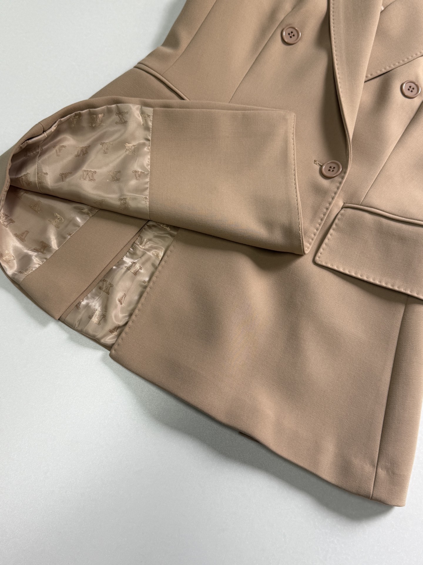 “Custom Wool Suit with Classic Style and Elegant Details in Black Khaki – P960 Collection” - 图片 7