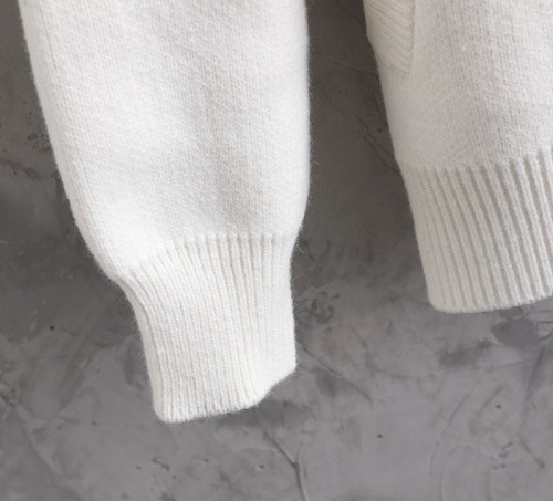 💰155
THOMBROWN 汤姆布朗限定开衫毛衣 纯棉毛线 工艺外套 

原版面料 TB 毛衣系B1322列 经典款开衫毛衣  纯棉毛线 提花 工艺  富有设计感！

宽松而不夸张的版型设计 舒适且自然！ 手臂经典四条杠提升了整体的层次感并彰显了品牌的魅力！
 极易搭配，完全不需要太繁杂或设计去迎合其他品牌，搭配简单的长裤 短裤 配上一双小白鞋，让你个人的魅力展露无遗 网红明星同款 高版本 高品质 时尚又个性 百搭好看的一款 原版吊牌 领标 水洗麦  
男女都非常合适 人手逼备款

颜色：藏青色  深灰色 米白色 
尺码：M-4XL






