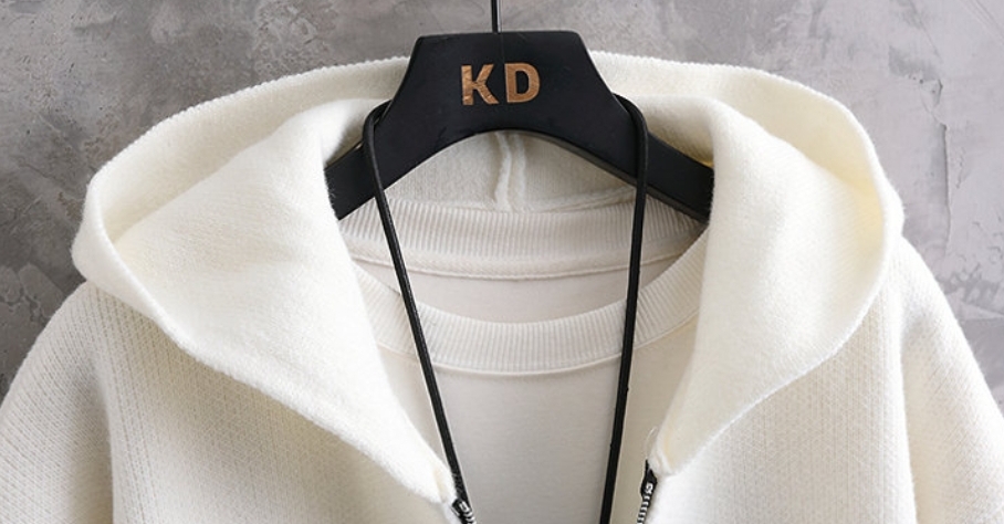 💰155
THOMBROWN 汤姆布朗限定开衫毛衣 纯棉毛线 工艺外套 

原版面料 TB 毛衣系B1322列 经典款开衫毛衣  纯棉毛线 提花 工艺  富有设计感！

宽松而不夸张的版型设计 舒适且自然！ 手臂经典四条杠提升了整体的层次感并彰显了品牌的魅力！
 极易搭配，完全不需要太繁杂或设计去迎合其他品牌，搭配简单的长裤 短裤 配上一双小白鞋，让你个人的魅力展露无遗 网红明星同款 高版本 高品质 时尚又个性 百搭好看的一款 原版吊牌 领标 水洗麦  
男女都非常合适 人手逼备款

颜色：藏青色  深灰色 米白色 
尺码：M-4XL






