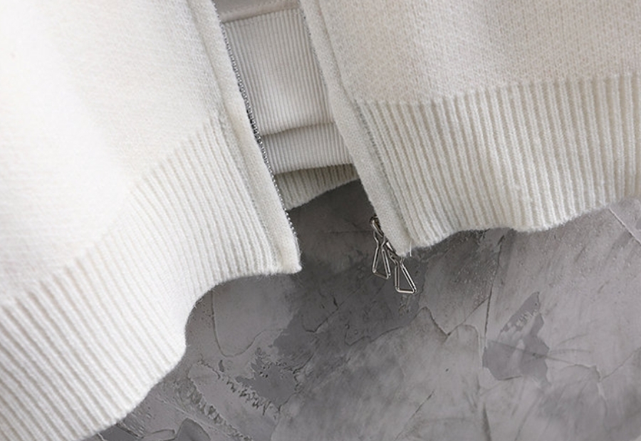 💰155
THOMBROWN 汤姆布朗限定开衫毛衣 纯棉毛线 工艺外套 

原版面料 TB 毛衣系B1322列 经典款开衫毛衣  纯棉毛线 提花 工艺  富有设计感！

宽松而不夸张的版型设计 舒适且自然！ 手臂经典四条杠提升了整体的层次感并彰显了品牌的魅力！
 极易搭配，完全不需要太繁杂或设计去迎合其他品牌，搭配简单的长裤 短裤 配上一双小白鞋，让你个人的魅力展露无遗 网红明星同款 高版本 高品质 时尚又个性 百搭好看的一款 原版吊牌 领标 水洗麦  
男女都非常合适 人手逼备款

颜色：藏青色  深灰色 米白色 
尺码：M-4XL






