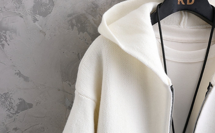 💰155
THOMBROWN 汤姆布朗限定开衫毛衣 纯棉毛线 工艺外套 

原版面料 TB 毛衣系B1322列 经典款开衫毛衣  纯棉毛线 提花 工艺  富有设计感！

宽松而不夸张的版型设计 舒适且自然！ 手臂经典四条杠提升了整体的层次感并彰显了品牌的魅力！
 极易搭配，完全不需要太繁杂或设计去迎合其他品牌，搭配简单的长裤 短裤 配上一双小白鞋，让你个人的魅力展露无遗 网红明星同款 高版本 高品质 时尚又个性 百搭好看的一款 原版吊牌 领标 水洗麦  
男女都非常合适 人手逼备款

颜色：藏青色  深灰色 米白色 
尺码：M-4XL






