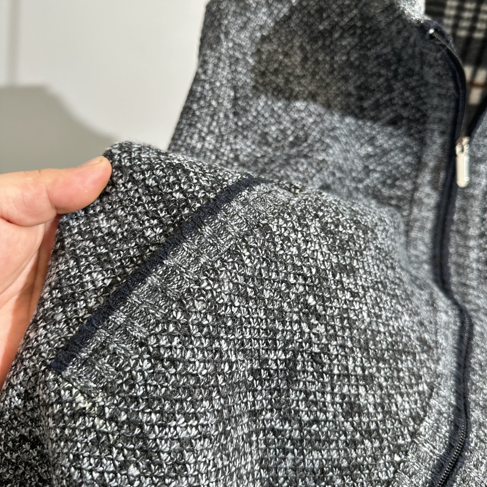 🛒购物价： 💰220～
秋冬新款！斐乐提花菠萝🍍格系列！外贸公司定制针织提花面料加绒加厚拉链开衫毛衣，性价比极其高。新款男装菠萝格针织拉链开衫外套，贸易公司渠道稀出！汤米最新都市时尚休闲系列外套，时尚百搭随性洒脱，给人眼前一亮的效果显而易见，这种高奢单品非常稀缺，喜欢的千万不要错过！面料表面立体绗缝纹理 满身时尚的凹凸感方格造型给人相当亮眼吸睛的视觉冲击力，柔软细腻的触感更能给你带来极致亲肤的穿着体验，实物到手你就会知道它的魅力与高奢感！经典且永不过时的拉链开衫外套，客💰定制的原厂金属拉链，拉链表面立体精致的清晰可见，双侧配斜插口袋 穿着舒适不紧绷，整个开衫外套版型的设计相当随和百搭，日常各种场合都不在话下！
颜色：黑色 灰色 蓝灰色 卡其色
尺码：M-4XL