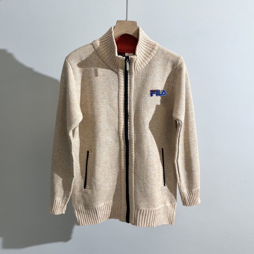 🛒购物价： 💰220～
秋冬新款！斐乐提花菠萝🍍格系列！外贸公司定制针织提花面料加绒加厚拉链开衫毛衣，性价比极其高。新款男装菠萝格针织拉链开衫外套，贸易公司渠道稀出！汤米最新都市时尚休闲系列外套，时尚百搭随性洒脱，给人眼前一亮的效果显而易见，这种高奢单品非常稀缺，喜欢的千万不要错过！面料表面立体绗缝纹理 满身时尚的凹凸感方格造型给人相当亮眼吸睛的视觉冲击力，柔软细腻的触感更能给你带来极致亲肤的穿着体验，实物到手你就会知道它的魅力与高奢感！经典且永不过时的拉链开衫外套，客💰定制的原厂金属拉链，拉链表面立体精致的清晰可见，双侧配斜插口袋 穿着舒适不紧绷，整个开衫外套版型的设计相当随和百搭，日常各种场合都不在话下！
颜色：黑色 灰色 蓝灰色 卡其色
尺码：M-4XL