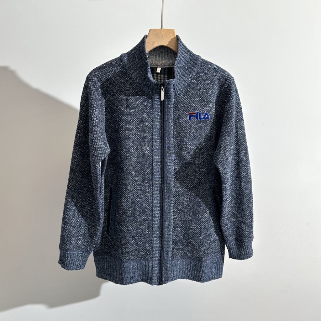 🛒购物价： 💰220～
秋冬新款！斐乐提花菠萝🍍格系列！外贸公司定制针织提花面料加绒加厚拉链开衫毛衣，性价比极其高。新款男装菠萝格针织拉链开衫外套，贸易公司渠道稀出！汤米最新都市时尚休闲系列外套，时尚百搭随性洒脱，给人眼前一亮的效果显而易见，这种高奢单品非常稀缺，喜欢的千万不要错过！面料表面立体绗缝纹理 满身时尚的凹凸感方格造型给人相当亮眼吸睛的视觉冲击力，柔软细腻的触感更能给你带来极致亲肤的穿着体验，实物到手你就会知道它的魅力与高奢感！经典且永不过时的拉链开衫外套，客💰定制的原厂金属拉链，拉链表面立体精致的清晰可见，双侧配斜插口袋 穿着舒适不紧绷，整个开衫外套版型的设计相当随和百搭，日常各种场合都不在话下！
颜色：黑色 灰色 蓝灰色 卡其色
尺码：M-4XL