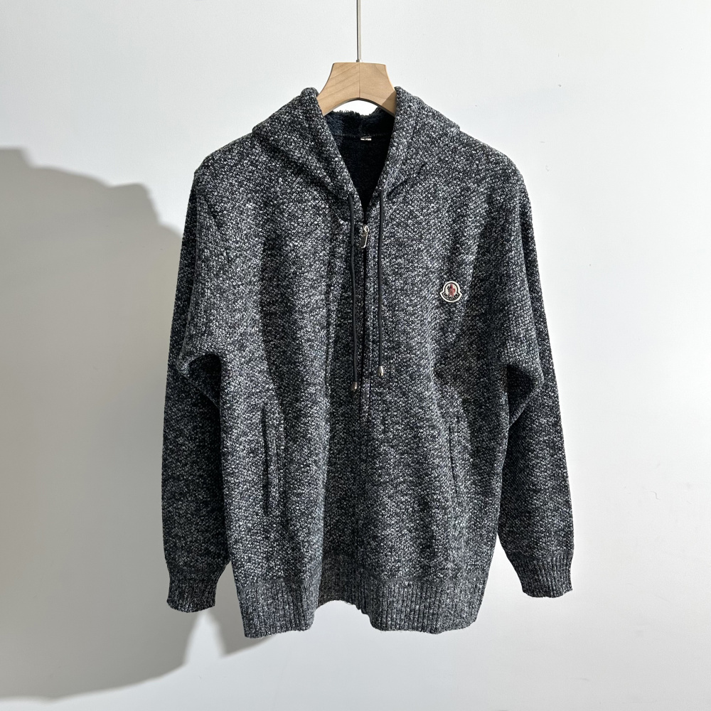 🛒购物价： 💰220～
蒙口加绒连帽开衫高端狠货！新款 男士限量版羊毛衫上衣！紧致的做工！真心不错！ 这个羊毛衫做工真心的屌！专柜四位数了！经典简约大方！冬季男装简约新品，高档针织羊毛衫,时尚简约、舒适手感穿着修身，经典标志性色彩线条搭配，时尚男士百搭推荐最基础款的毛衫！款式方面真的不想多了 自行脑补吧！随便你怎么穿怎么搭 都是不一样的风格 我只能说兄弟们你们有福了！这算是我今年最看好的一款毛衣之一！之所以说之一是因为不敢保证后期还会不会遇到类似这种！总之遇到就别错过 这一季的爆款就等你们来创造了！兄弟姐们们识货的就可以看出不是一般的工厂可以做出来的！精致到每一个细节！
 颜色：蓝色 深灰色 浅灰色 酒红
尺码：M-4XL