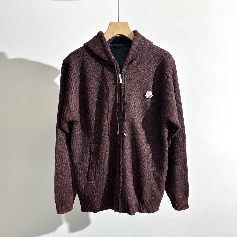 🛒购物价： 💰220～
蒙口加绒连帽开衫高端狠货！新款 男士限量版羊毛衫上衣！紧致的做工！真心不错！ 这个羊毛衫做工真心的屌！专柜四位数了！经典简约大方！冬季男装简约新品，高档针织羊毛衫,时尚简约、舒适手感穿着修身，经典标志性色彩线条搭配，时尚男士百搭推荐最基础款的毛衫！款式方面真的不想多了 自行脑补吧！随便你怎么穿怎么搭 都是不一样的风格 我只能说兄弟们你们有福了！这算是我今年最看好的一款毛衣之一！之所以说之一是因为不敢保证后期还会不会遇到类似这种！总之遇到就别错过 这一季的爆款就等你们来创造了！兄弟姐们们识货的就可以看出不是一般的工厂可以做出来的！精致到每一个细节！
 颜色：蓝色 深灰色 浅灰色 酒红
尺码：M-4XL