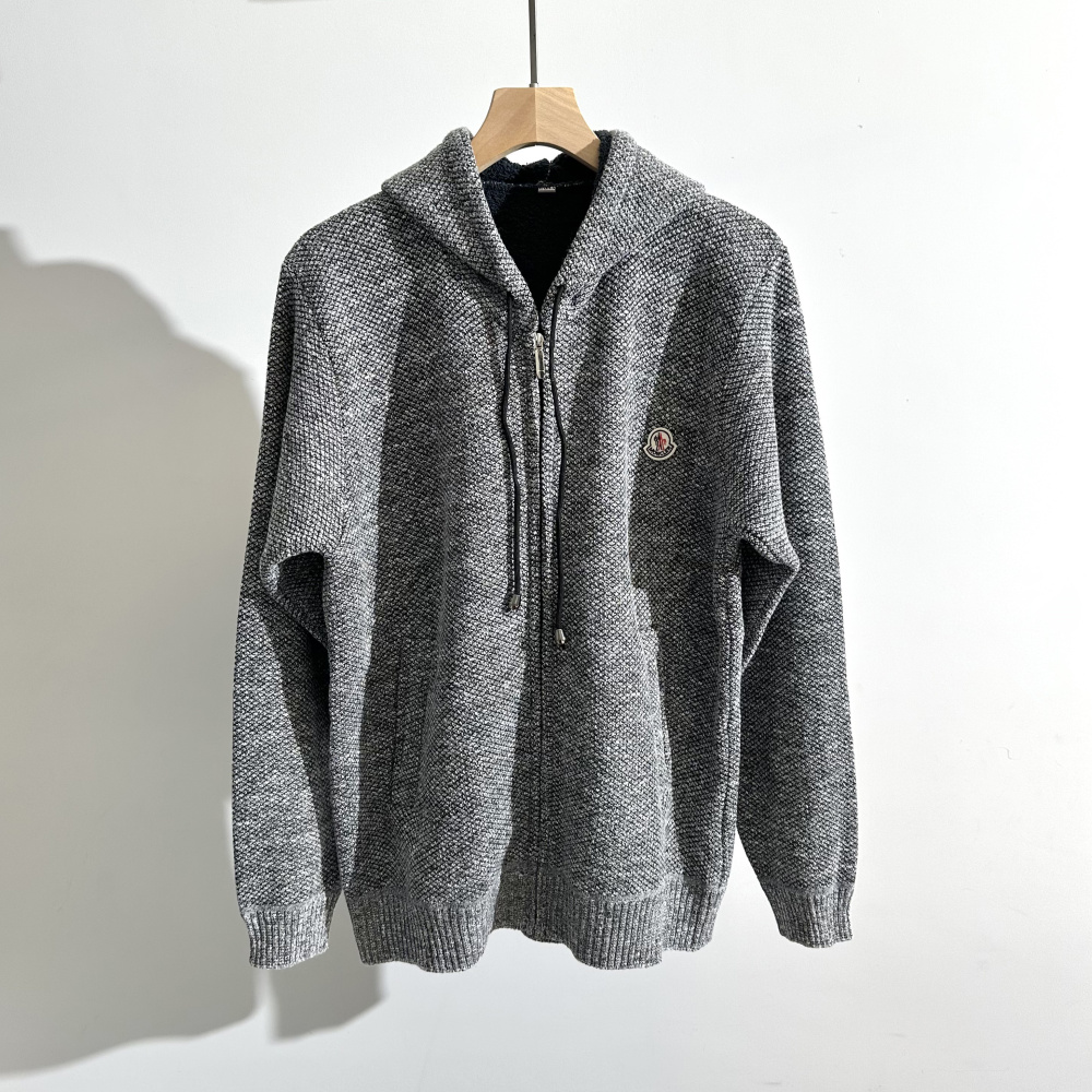 🛒购物价： 💰220～
蒙口加绒连帽开衫高端狠货！新款 男士限量版羊毛衫上衣！紧致的做工！真心不错！ 这个羊毛衫做工真心的屌！专柜四位数了！经典简约大方！冬季男装简约新品，高档针织羊毛衫,时尚简约、舒适手感穿着修身，经典标志性色彩线条搭配，时尚男士百搭推荐最基础款的毛衫！款式方面真的不想多了 自行脑补吧！随便你怎么穿怎么搭 都是不一样的风格 我只能说兄弟们你们有福了！这算是我今年最看好的一款毛衣之一！之所以说之一是因为不敢保证后期还会不会遇到类似这种！总之遇到就别错过 这一季的爆款就等你们来创造了！兄弟姐们们识货的就可以看出不是一般的工厂可以做出来的！精致到每一个细节！
 颜色：蓝色 深灰色 浅灰色 酒红
尺码：M-4XL