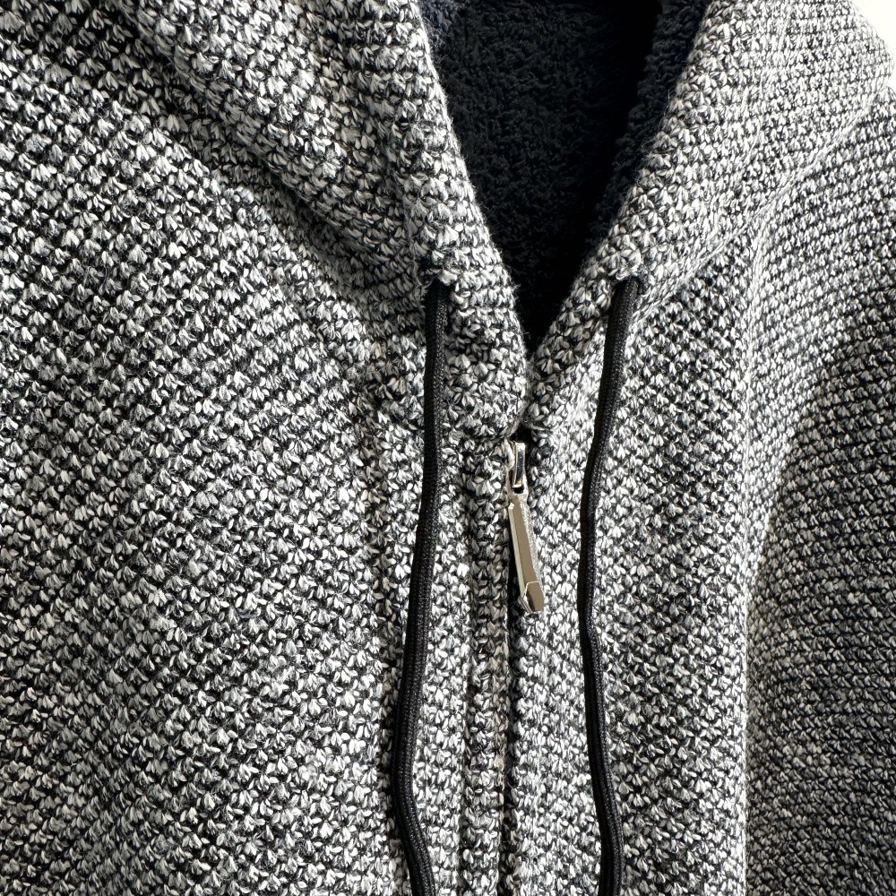 🛒购物价： 💰220～
蒙口加绒连帽开衫高端狠货！新款 男士限量版羊毛衫上衣！紧致的做工！真心不错！ 这个羊毛衫做工真心的屌！专柜四位数了！经典简约大方！冬季男装简约新品，高档针织羊毛衫,时尚简约、舒适手感穿着修身，经典标志性色彩线条搭配，时尚男士百搭推荐最基础款的毛衫！款式方面真的不想多了 自行脑补吧！随便你怎么穿怎么搭 都是不一样的风格 我只能说兄弟们你们有福了！这算是我今年最看好的一款毛衣之一！之所以说之一是因为不敢保证后期还会不会遇到类似这种！总之遇到就别错过 这一季的爆款就等你们来创造了！兄弟姐们们识货的就可以看出不是一般的工厂可以做出来的！精致到每一个细节！
 颜色：蓝色 深灰色 浅灰色 酒红
尺码：M-4XL