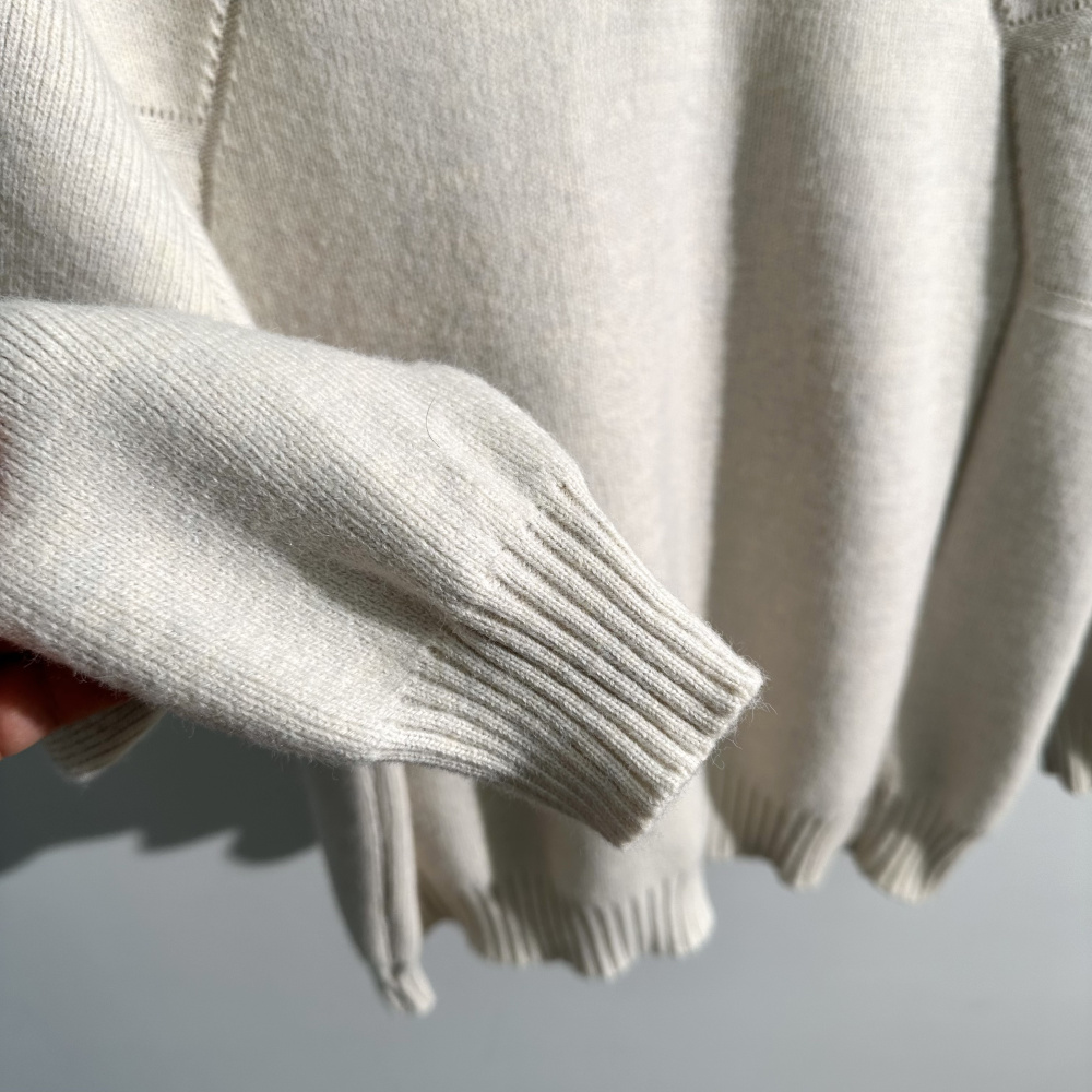 🛒购物价： 💰230～
斐乐针织毛衣秋 冬新款！新款 男士限量版羊毛衫上衣！紧致的做工！真心不错！ 这个羊毛衫做工真心的屌！专柜四位数了！经典简约大方！冬季男装简约新品，高档针织羊毛衫,时尚简约、舒适手感穿着修身，经典标志性色彩线条搭配，时尚男士百搭推荐最基础款的毛衫！款式方面真的不想多了 自行脑补吧！随便你怎么穿怎么搭 都是不一样的风格 我只能说兄弟们你们有福了！这算是我今年最看好的一款毛衣之一！之所以说之一是因为不敢保证后期还会不会遇到类似这种！总之遇到就别错过 这一季的爆款就等你们来创造了！兄弟姐们们识货的就可以看出不是一般的工厂可以做出来的！精致到每一个细节！
 颜色：黑色 灰色 米白色
尺码：M-4XL