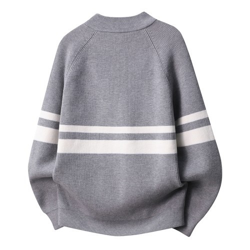 🛒购物价： 💰220～
【川久拉链领毛衣｜简约不简单】
一件毛衣，两种穿法。独特拉链领设计，轻松切换高领与开襟造型。细腻针织赋予柔软亲肤的温暖，极简线条勾勒松弛有度的轮廓。它是秋冬衣橱的聪明选择&mdash;&mdash;不必繁复搭配，自有风格态度。以细节颠覆常规，用质感诠释日常。穿搭自在，温度与风度并存。
颜色：白色 黑色 灰色 咖啡色
尺码：M-4XL