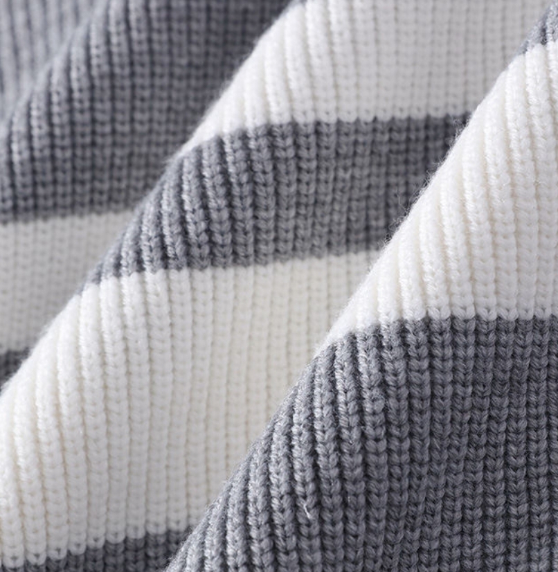 🛒购物价： 💰220～
【川久拉链领毛衣｜简约不简单】
一件毛衣，两种穿法。独特拉链领设计，轻松切换高领与开襟造型。细腻针织赋予柔软亲肤的温暖，极简线条勾勒松弛有度的轮廓。它是秋冬衣橱的聪明选择&mdash;&mdash;不必繁复搭配，自有风格态度。以细节颠覆常规，用质感诠释日常。穿搭自在，温度与风度并存。
颜色：白色 黑色 灰色 咖啡色
尺码：M-4XL