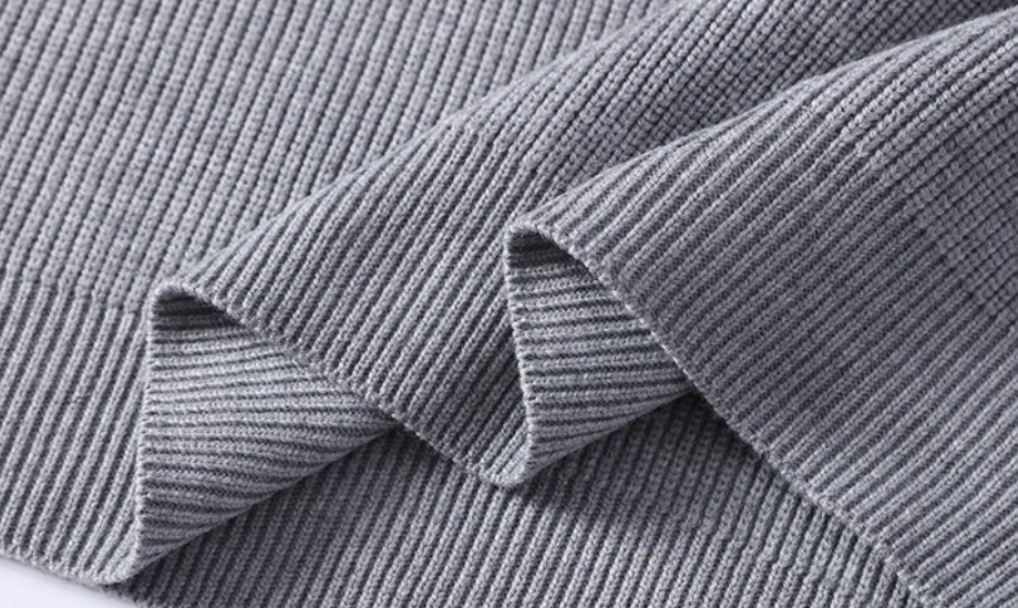 🛒购物价： 💰220～
【川久拉链领毛衣｜简约不简单】
一件毛衣，两种穿法。独特拉链领设计，轻松切换高领与开襟造型。细腻针织赋予柔软亲肤的温暖，极简线条勾勒松弛有度的轮廓。它是秋冬衣橱的聪明选择&mdash;&mdash;不必繁复搭配，自有风格态度。以细节颠覆常规，用质感诠释日常。穿搭自在，温度与风度并存。
颜色：白色 黑色 灰色 咖啡色
尺码：M-4XL