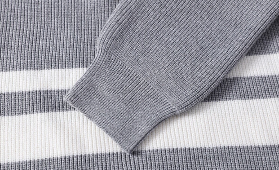 🛒购物价： 💰220～
【川久拉链领毛衣｜简约不简单】
一件毛衣，两种穿法。独特拉链领设计，轻松切换高领与开襟造型。细腻针织赋予柔软亲肤的温暖，极简线条勾勒松弛有度的轮廓。它是秋冬衣橱的聪明选择&mdash;&mdash;不必繁复搭配，自有风格态度。以细节颠覆常规，用质感诠释日常。穿搭自在，温度与风度并存。
颜色：白色 黑色 灰色 咖啡色
尺码：M-4XL