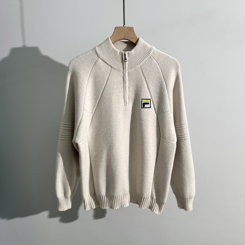 🛒购物价： 💰230～
斐乐针织毛衣秋 冬新款！新款 男士限量版羊毛衫上衣！紧致的做工！真心不错！ 这个羊毛衫做工真心的屌！专柜四位数了！经典简约大方！冬季男装简约新品，高档针织羊毛衫,时尚简约、舒适手感穿着修身，经典标志性色彩线条搭配，时尚男士百搭推荐最基础款的毛衫！款式方面真的不想多了 自行脑补吧！随便你怎么穿怎么搭 都是不一样的风格 我只能说兄弟们你们有福了！这算是我今年最看好的一款毛衣之一！之所以说之一是因为不敢保证后期还会不会遇到类似这种！总之遇到就别错过 这一季的爆款就等你们来创造了！兄弟姐们们识货的就可以看出不是一般的工厂可以做出来的！精致到每一个细节！
 颜色：黑色 灰色 米白色
尺码：M-4XL