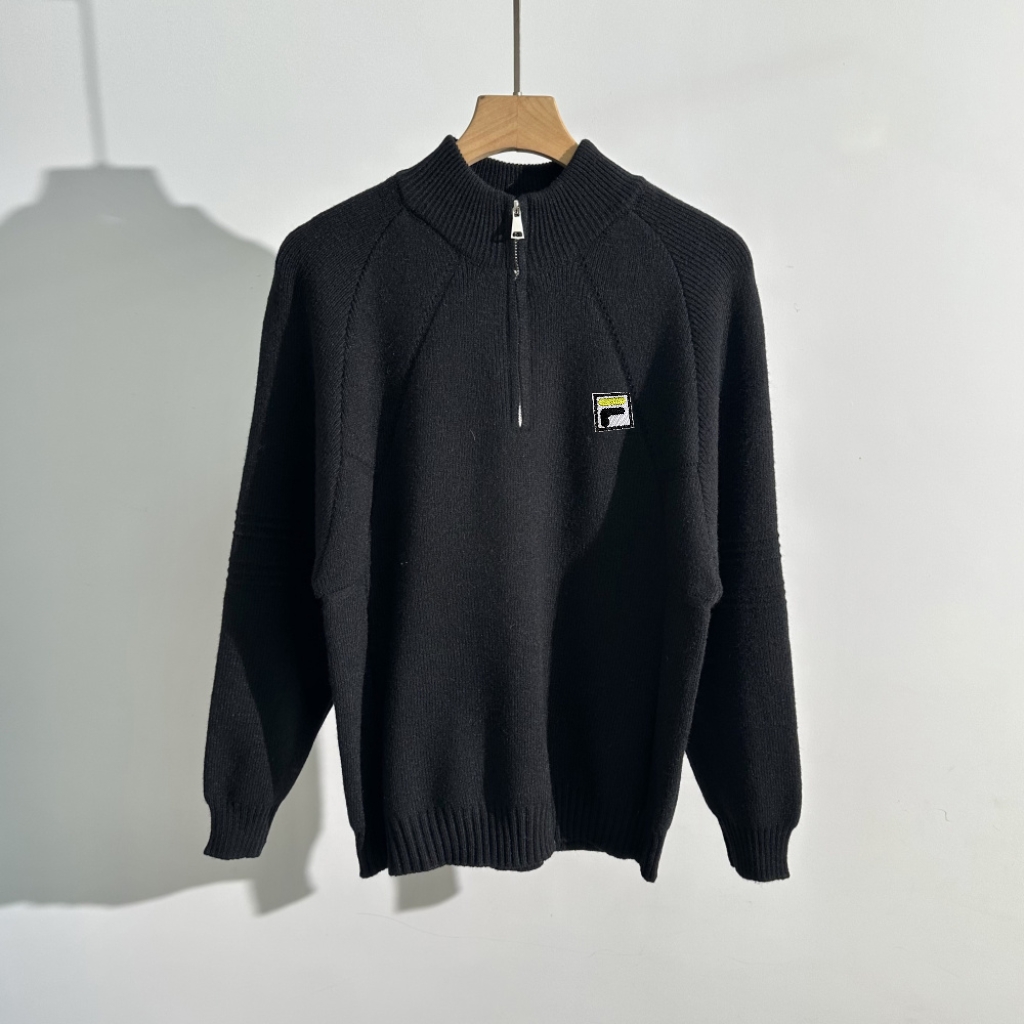 🛒购物价： 💰230～
斐乐针织毛衣秋 冬新款！新款 男士限量版羊毛衫上衣！紧致的做工！真心不错！ 这个羊毛衫做工真心的屌！专柜四位数了！经典简约大方！冬季男装简约新品，高档针织羊毛衫,时尚简约、舒适手感穿着修身，经典标志性色彩线条搭配，时尚男士百搭推荐最基础款的毛衫！款式方面真的不想多了 自行脑补吧！随便你怎么穿怎么搭 都是不一样的风格 我只能说兄弟们你们有福了！这算是我今年最看好的一款毛衣之一！之所以说之一是因为不敢保证后期还会不会遇到类似这种！总之遇到就别错过 这一季的爆款就等你们来创造了！兄弟姐们们识货的就可以看出不是一般的工厂可以做出来的！精致到每一个细节！
 颜色：黑色 灰色 米白色
尺码：M-4XL