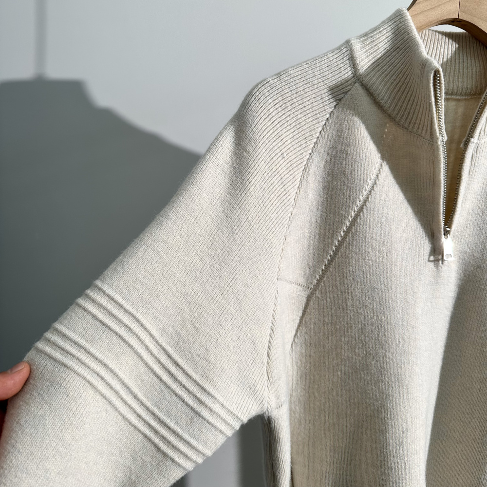 🛒购物价： 💰230～
斐乐针织毛衣秋 冬新款！新款 男士限量版羊毛衫上衣！紧致的做工！真心不错！ 这个羊毛衫做工真心的屌！专柜四位数了！经典简约大方！冬季男装简约新品，高档针织羊毛衫,时尚简约、舒适手感穿着修身，经典标志性色彩线条搭配，时尚男士百搭推荐最基础款的毛衫！款式方面真的不想多了 自行脑补吧！随便你怎么穿怎么搭 都是不一样的风格 我只能说兄弟们你们有福了！这算是我今年最看好的一款毛衣之一！之所以说之一是因为不敢保证后期还会不会遇到类似这种！总之遇到就别错过 这一季的爆款就等你们来创造了！兄弟姐们们识货的就可以看出不是一般的工厂可以做出来的！精致到每一个细节！
 颜色：黑色 灰色 米白色
尺码：M-4XL