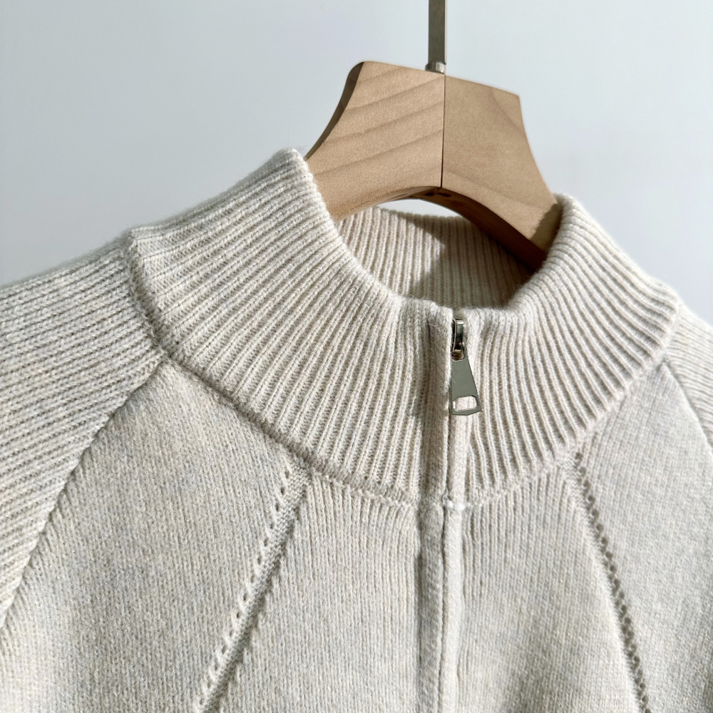 🛒购物价： 💰230～
斐乐针织毛衣秋 冬新款！新款 男士限量版羊毛衫上衣！紧致的做工！真心不错！ 这个羊毛衫做工真心的屌！专柜四位数了！经典简约大方！冬季男装简约新品，高档针织羊毛衫,时尚简约、舒适手感穿着修身，经典标志性色彩线条搭配，时尚男士百搭推荐最基础款的毛衫！款式方面真的不想多了 自行脑补吧！随便你怎么穿怎么搭 都是不一样的风格 我只能说兄弟们你们有福了！这算是我今年最看好的一款毛衣之一！之所以说之一是因为不敢保证后期还会不会遇到类似这种！总之遇到就别错过 这一季的爆款就等你们来创造了！兄弟姐们们识货的就可以看出不是一般的工厂可以做出来的！精致到每一个细节！
 颜色：黑色 灰色 米白色
尺码：M-4XL