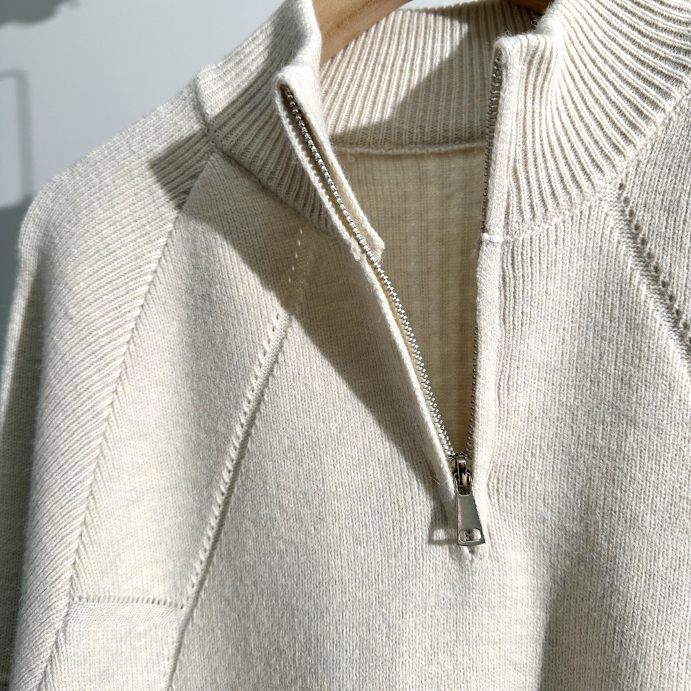 🛒购物价： 💰230～
斐乐针织毛衣秋 冬新款！新款 男士限量版羊毛衫上衣！紧致的做工！真心不错！ 这个羊毛衫做工真心的屌！专柜四位数了！经典简约大方！冬季男装简约新品，高档针织羊毛衫,时尚简约、舒适手感穿着修身，经典标志性色彩线条搭配，时尚男士百搭推荐最基础款的毛衫！款式方面真的不想多了 自行脑补吧！随便你怎么穿怎么搭 都是不一样的风格 我只能说兄弟们你们有福了！这算是我今年最看好的一款毛衣之一！之所以说之一是因为不敢保证后期还会不会遇到类似这种！总之遇到就别错过 这一季的爆款就等你们来创造了！兄弟姐们们识货的就可以看出不是一般的工厂可以做出来的！精致到每一个细节！
 颜色：黑色 灰色 米白色
尺码：M-4XL