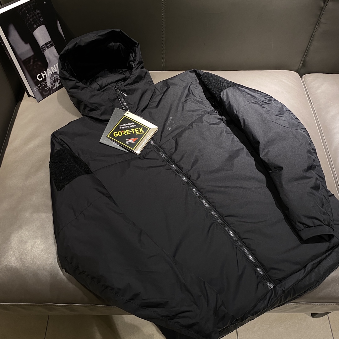 El algodón militar ARC se conoce comúnmente como chaqueta de algodón Army Bird Arc'teryx. Esta capa exterior utiliza te…