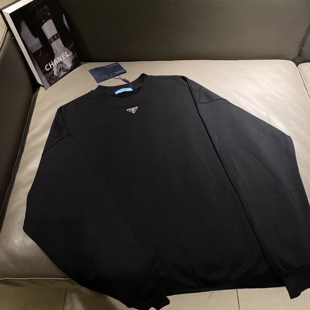 Prada Diseño clásico de Prada P Logo hardware personalizado en el cuello Sudadera con cuello redondo 100% algodón Versi…
