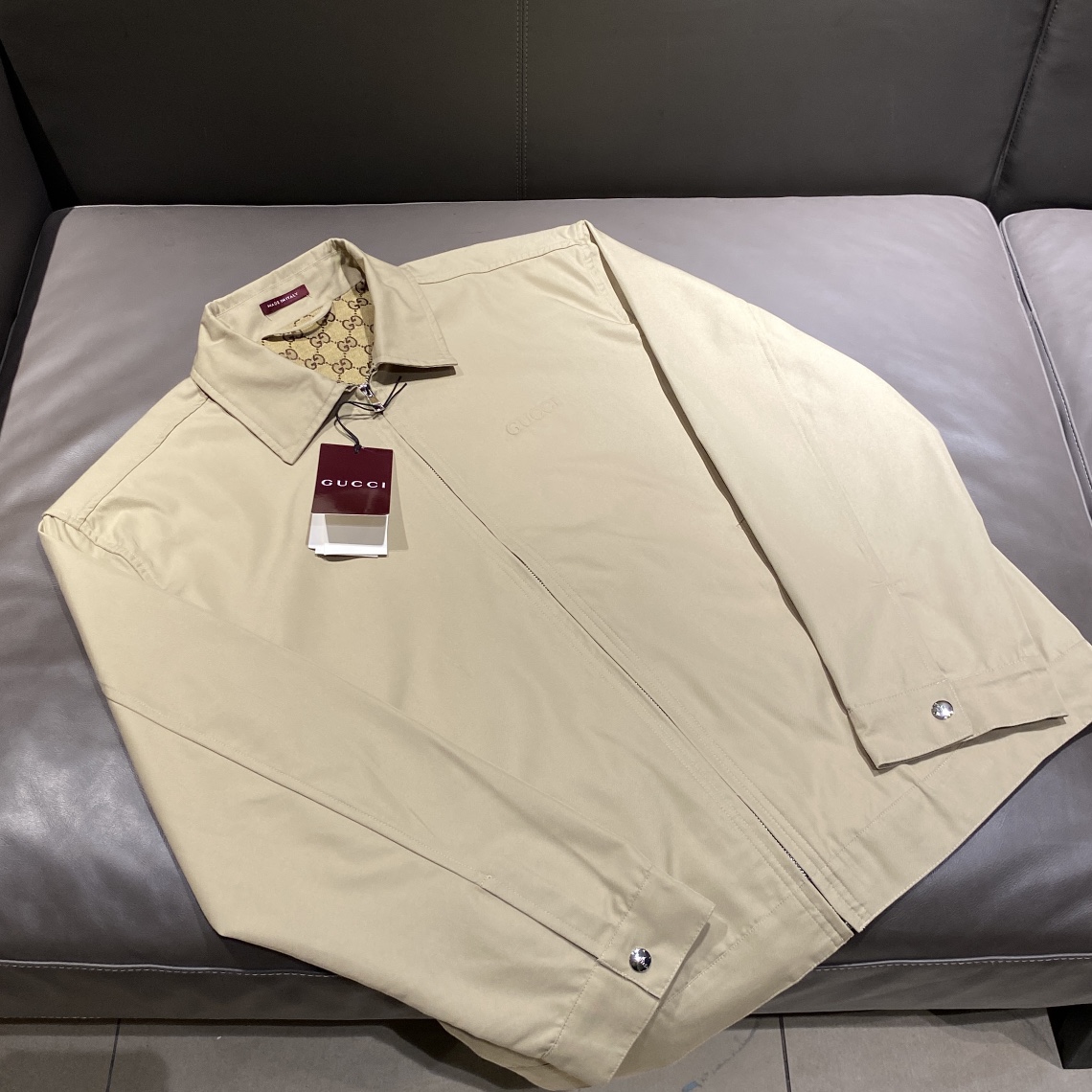 Gucci GUC24 chaqueta de algodón liso con letras pequeñas en el pecho, comprada originalmente por 18500, tela de lona de…
