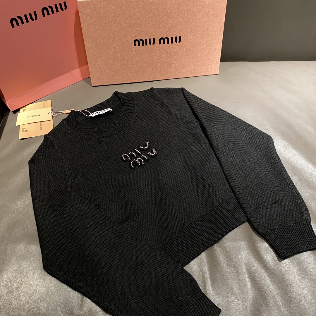 Miu Miu/缪缪 24Fw 珍珠绣圆领毛衣 100%初剪羊毛，少女感天花板，溢出屏幕的青春活力少女感，叠穿也是 yyds，看似基础，却能通过简单的搭配，日常百搭，诠释出多种不同的风格穿搭红色与藏青的碰撞，复古又减龄，自带学院范，又甜又…