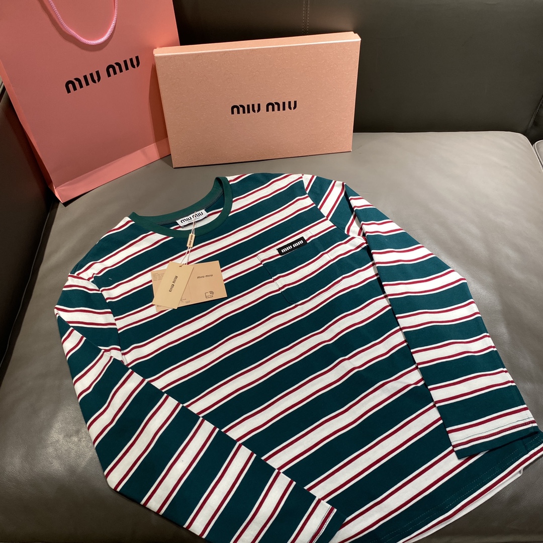 Miu Miu 缪缪 24FW 条纹口袋 此款面料颜色非常特殊，定染一个月，而且胸口面料并非为短袖面料，而是miu官方的一款面料，市场货全部做错，（原版我们也购入），两种面料必须同一时间同缸染色，整件才能如此协调，字母旁边一定要有毛边（可…