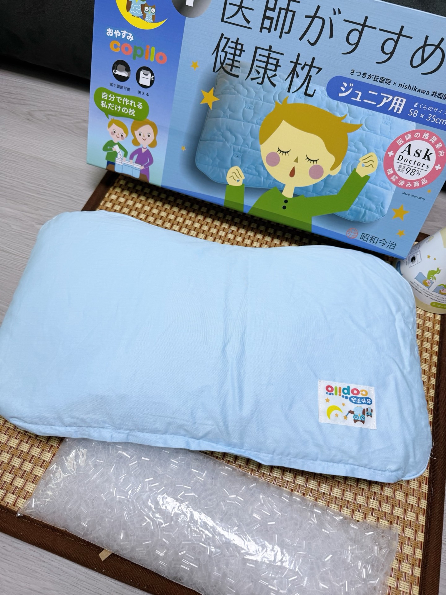 NO:850135,The outer pillowcase is made of skin-friendly and breathable fabric, which is soft and skin-friendly. Children will not be allergic when sleeping close to their faces. It meets Class A infant safety standards. No harmful substances such as formaldehyde and decomposable aromatic amine dyes have been detected, giving children the most secure care. Chaopin Department Store19860909外枕套采用亲肤透气面料,触感柔软亲肤,孩子贴脸睡也不会过敏,A类婴幼儿安全标准,甲醛、可分解芳香胺染料等有害物质均未检出,给孩子的肌肤最安心的呵护.,潮品百货,accessory