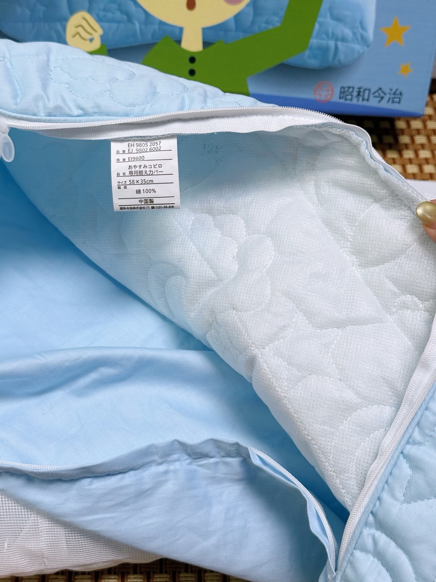 NO:850126,The overall machine washable design is easy to clean and will not clump or deform. The pillowcase is antibacterial and breathable, skin-friendly, soft and odor-free. It reaches the safety level for infants and young children. It is super safe for babies to sleep next to theirs. Chaopin Department Store19860909整体可机洗水洗设计 清洗方便不易结块不变形 抑菌透气枕套,亲肤软糯无异味 达到婴幼儿安全级别,宝宝贴身睡超安心,潮品百货,accessory