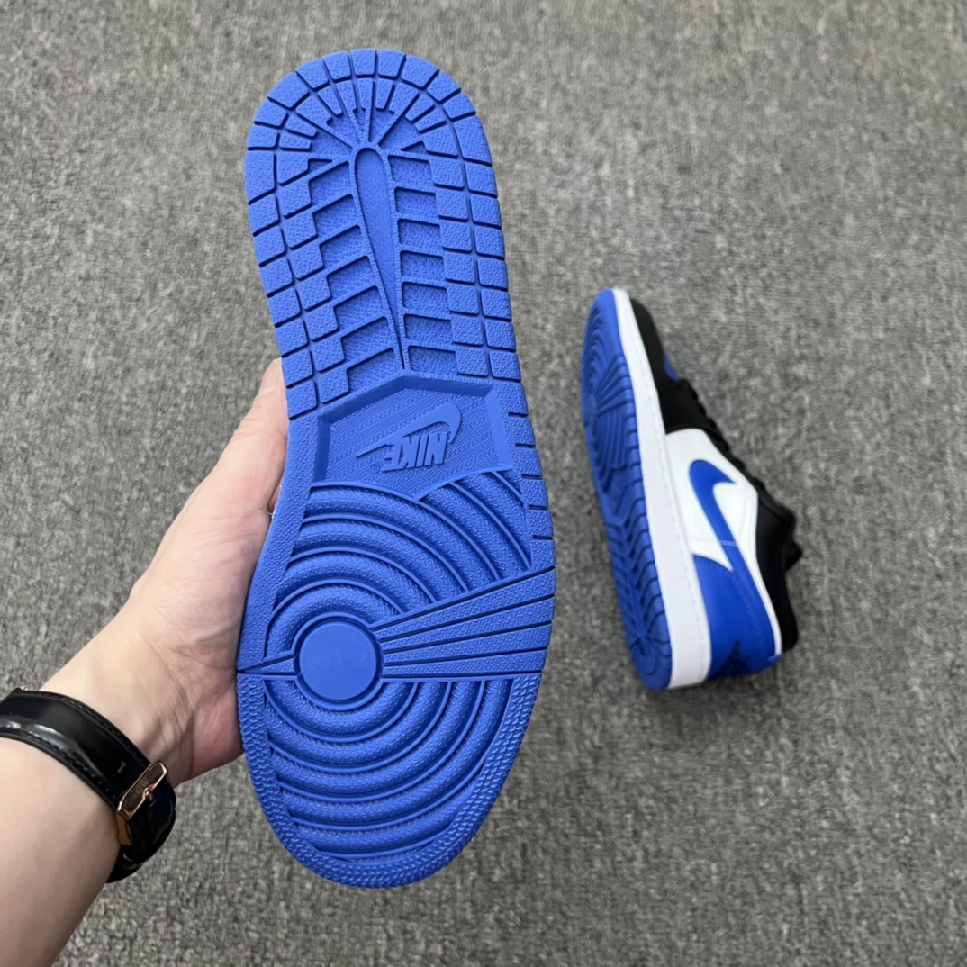 💰260(36-46半)
头层带半码
Air Jordan 1 Low "Royal Toe" 低帮 黑蓝白 AJ1 乔丹1代 aj1 乔1 低邦 皇家蓝 乔丹篮球鞋系列 鞋身整体采用黑白蓝为主色调,鞋面由蓝色打造,搭配黑色框架覆盖层,鞋子侧身以白色填充,鞋侧Swoosh Logo采用蓝色点缀,黑色鞋舌上Jumpyman Logo以蓝色刺绣呈现,后跟Wings Logoh则以黑色刺绣妆点,最后以白色中底搭配蓝色外底完善设计。
男货号:553558-140
女货号:553560-140
尺码:36 36.5 37.5 38 38.5 39 40 40.5 41 42 42.5 43 44 44.5 45 46