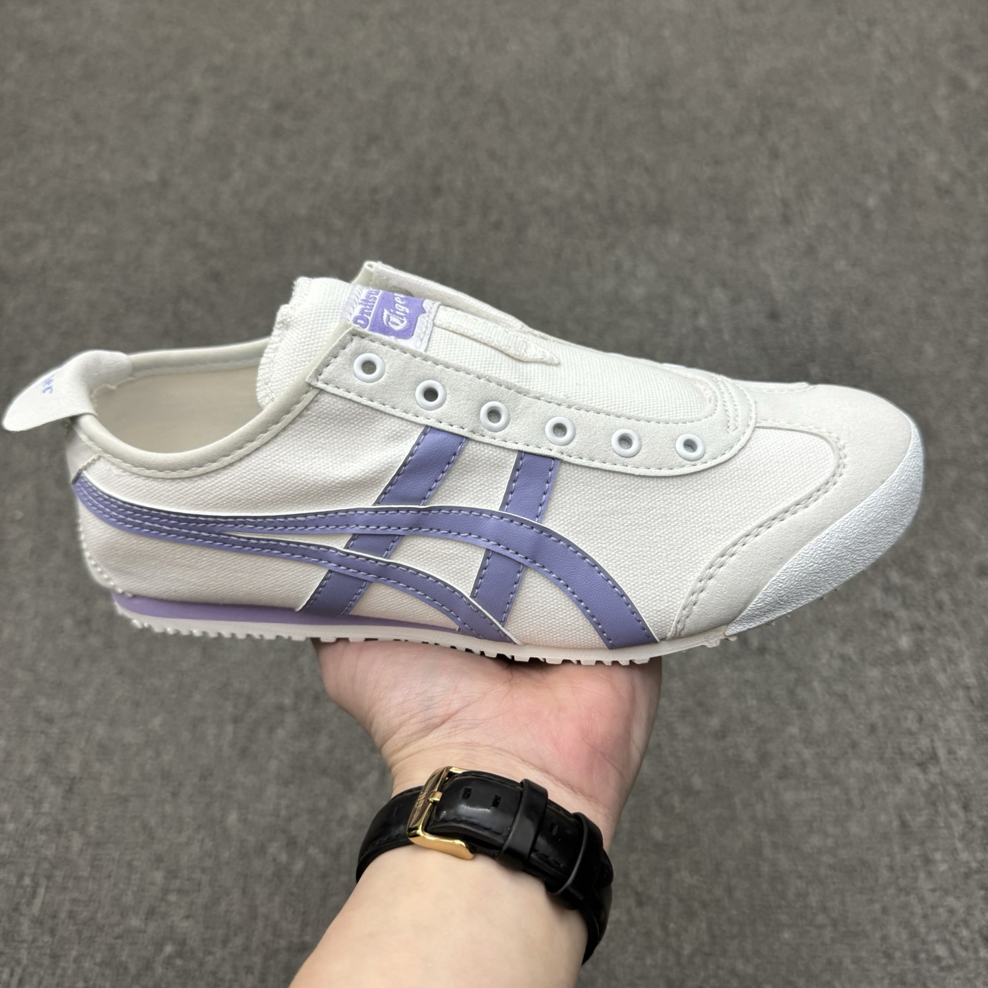纯原💰220（36-45半） 纯原带半码 帆布 Onitsuka Tiger MEXICO 66 Slip-On 阿斯克斯 鬼冢虎 低帮 白紫色 男女同款 减震支撑低邦运动休闲一脚蹬帆布鞋 这款鞋由皮革制成，具有鞋跟交叉加固设计，可提供更高的稳定性和全天舒适感，是都市生活，工作和娱乐的理想之 选。凭借其传统外观和标志性的设计效果，Mexicoz 66型号为任何休闲装增添了永恒的风格。鬼冢虎在全球范围内收到热烈追捧，旗下的Mexicoy 66系列，既舒适又时尚，让人无法抗拒。 货号：1183B772-101 尺码：36-45带半码