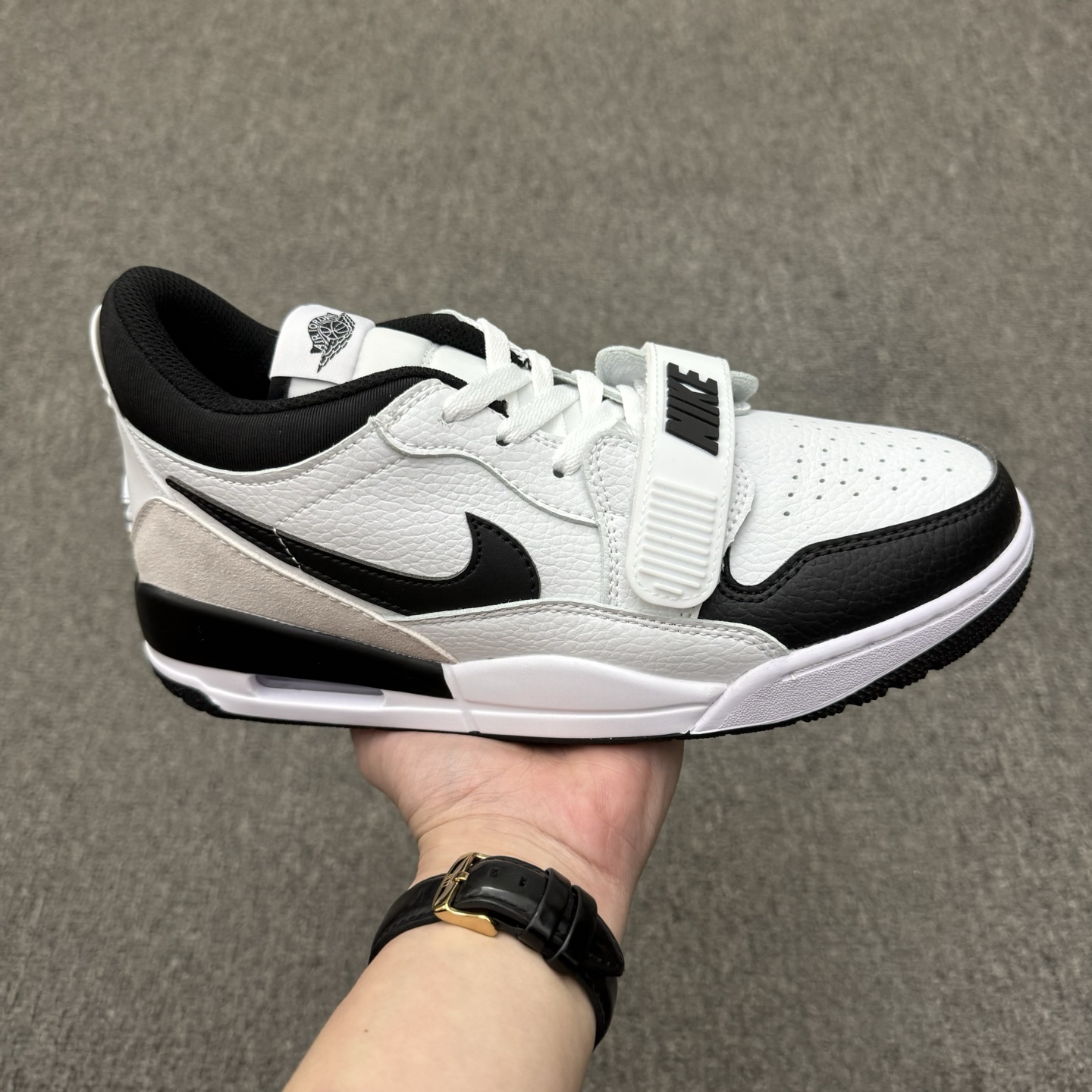 💰💰320（36-45半） 
头层带半码
Air Jordan Legacy 312 Low "Panda" 低帮 黑白熊猫 AJ312 乔丹312代 aj312 乔312 低邦 黑白色乔丹篮球鞋系列 号称 &ldquo;最强三合一&rdquo; 的Air Jordan Legacyh 312 Low，自然有着杂交结合的设计，它的名字就展现出