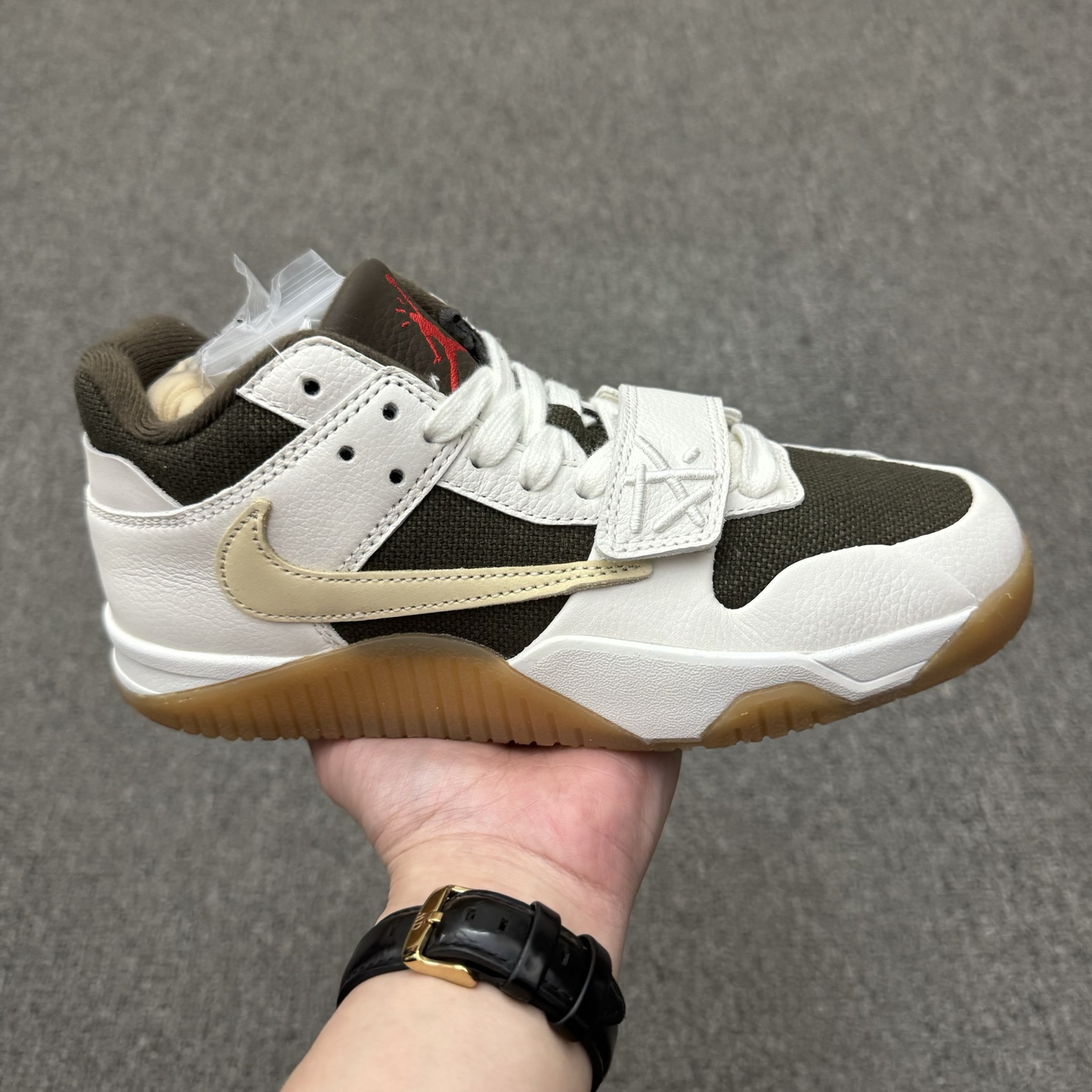 特价福利🉐💰280（36-39半） 高版本 全头层 精装盒❗️ Travis Scott x Air Jordan Executive The Check 低帮 白棕倒勾 乔丹篮球鞋系列 签名篮球鞋Travis Scott x Jordan Brand打造全新鞋款Jordan Cut The Check，除了很显眼的标志性「倒钩」，这双鞋款最大的特色在于像是融合了过往Travis Scott联名鞋款的元素，如类似 Air Jordan 1 Low和Dunk Low的鞋身轮廓，Air Jordan 4的外底橡胶上翻，和Air Trainer 1的魔术贴绑带，棕色鞋舌上采用红色Jumpman Logo刺绣点缀，后跟也辅以红色鬼脸刺绣呈现，有着What The TS之意，鞋底则印上了棕色Jack字样。 货号：FZ8117-100 尺码：36 36.5 37.5 38 38.5 39