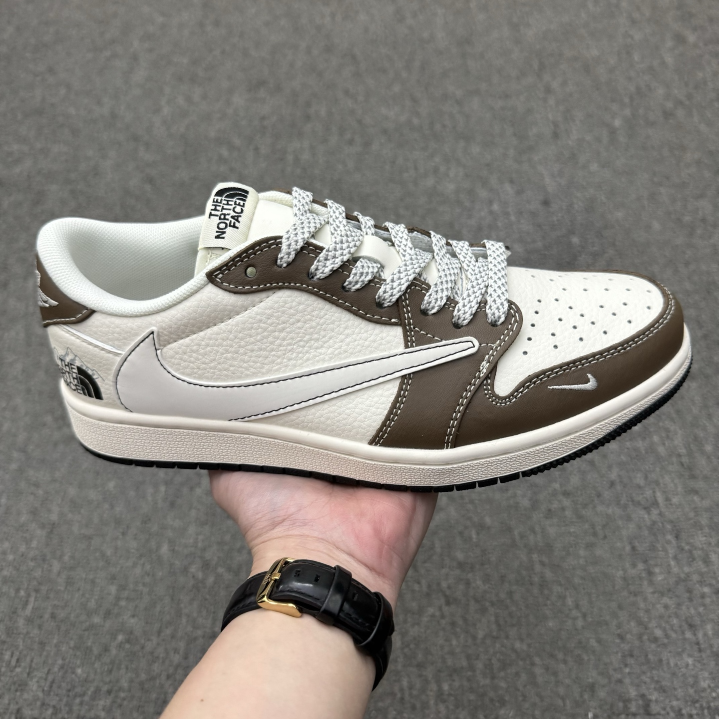 特价福利🉐💰280（36-45半）
公司级 头层
［定制球鞋］
The North Face x Travis Scott x Air Jordan 1 Low 北面  x AJ1 低帮 棕白倒钩 AJ1 乔丹1代 aj1 乔1 低邦 棕白倒勾联名 乔丹篮球鞋系列 鞋身整体以米白色皮革为底搭配棕色皮革框架覆盖层，标志性的反钩Swoosh Logo采用米白色3M反光呈现，内侧则辅以米白色Swoosh Logo点缀，鞋舌等多处TS标志性元素均得以保留；鞋舌绣标上以The North Face字样呈现，鞋头处迷你Nike Swoosh Logo以白色刺绣妆点，后跟的Wings Logo采用米白色缝线打造，后跟印有The North Facej字样，彰显联名身份；最后以米白色中底搭配黑色橡胶外底完善整体设计收尾。
货号：XS6089-512
尺码：36 36.5 37.5 38 38.5 39 40 40.5 41 42 42.5 43 44 44.5 45