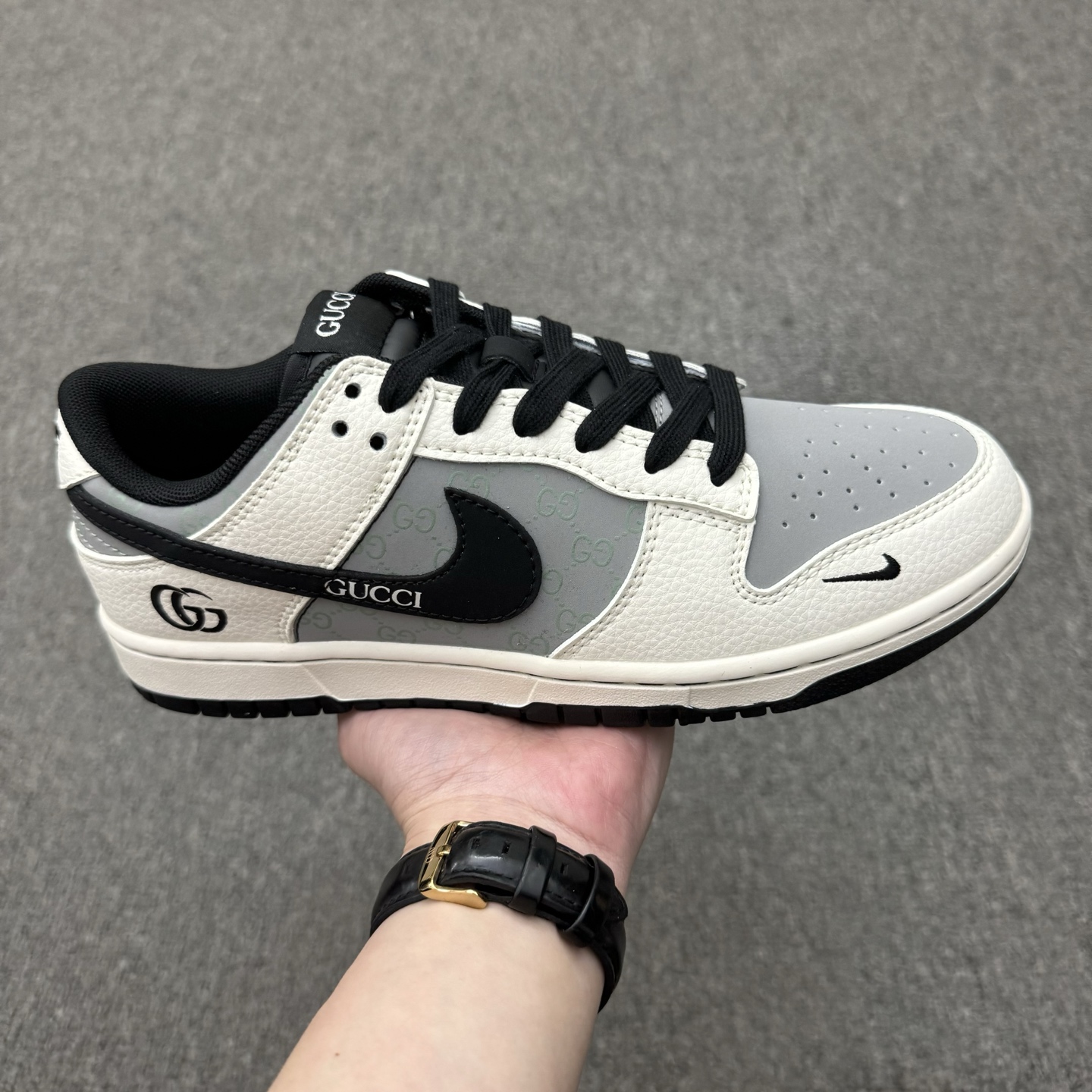 特价福利🉐💰298（36-45半） 公司级 头层 ［定制球鞋］ Gucci x Nike Dunk SB Low 古驰古奇 x 耐克 SB 低帮 联名灰白黑 鞋身整体以灰色皮革打造，搭配米白色框架覆盖层，使鞋款十分百搭，鞋舌绣标上以Gucci字样呈现，鞋身两侧的Swoosh Logo采用黑色点缀，后跟装饰片使用米白色制作，鞋舌是网眼布材料，增强透气性，后跟Nike字样以黑色刺绣妆点，鞋头处迷你Swoosh Logoq采用黑色点缀，后跟印有Gucci字样，彰显联名身份；最后以米白色中底搭配黑色橡胶外底完善整体设计收尾。 货号：XD1588-204 尺码：36 36.5 37.5 38 38.5 39 40 40.5 41 42 42.5 43 44 44.5 45