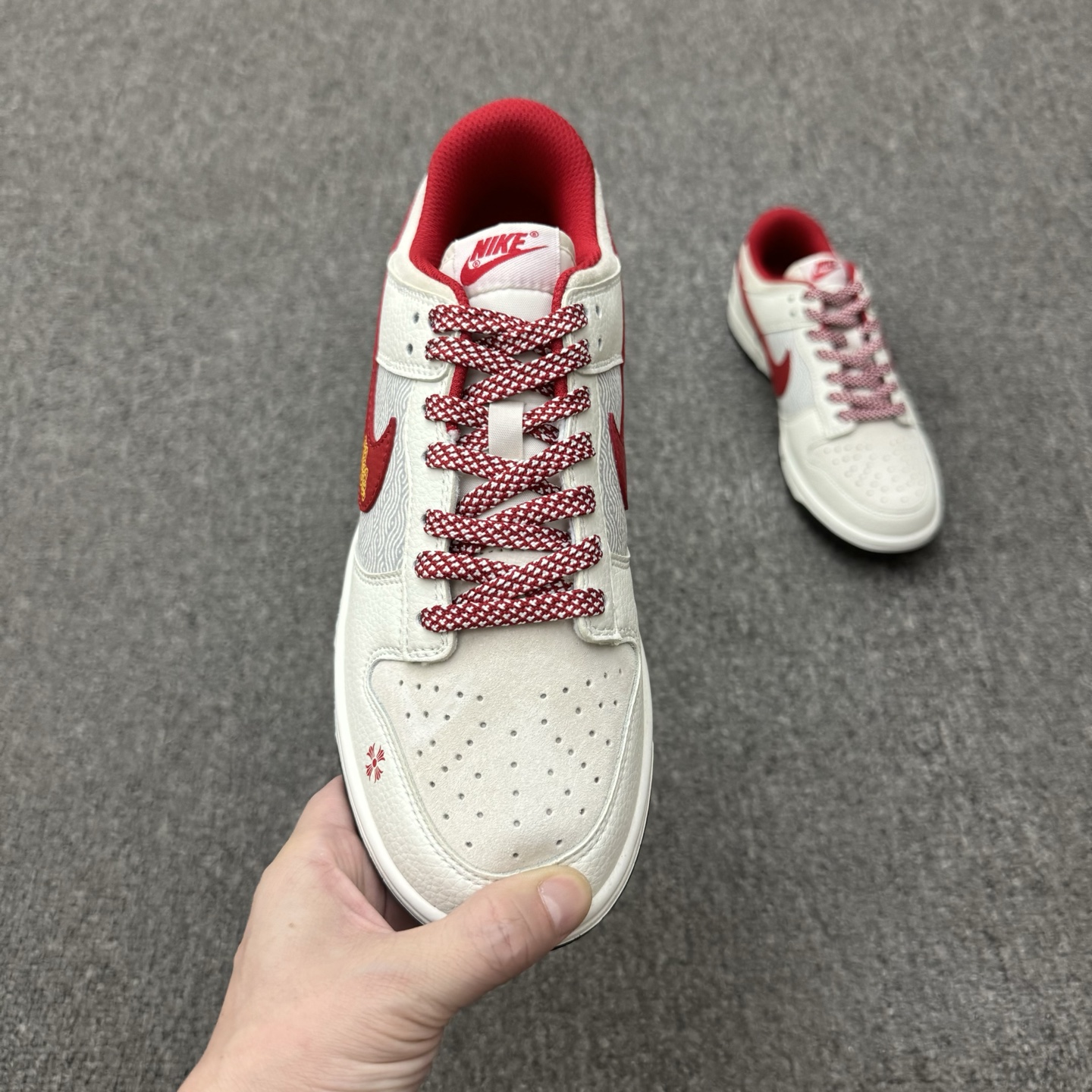 特价福利🉐💰199（36-45半） 公司级 头层 ［定制球鞋］ Chrome Hearts x Nike Dunk SB Low 克罗心 x 耐克 SB 低帮 蛇年限定 灰白红 鞋身整体以灰色麂皮打造，搭配米白色皮革框架覆盖层，使鞋款十分百搭，鞋舌绣标上以Nike Swoosh Logo呈现，鞋身两侧的Swoosh Logo和后跟饰片均采用红色点缀，鞋舌是网眼布材料，增强了透气性，后跟Nike字样以黄色刺绣妆点，鞋头处侧边克罗心LLogo采用黑色牙印点缀，后跟印有蛇，彰显联名身份；最后以米白色中底搭配黑色橡胶外底完善整体设计收尾。 货号：DJ2024-094 尺码：36 36.5 37.5 38 38.5 39 40 40.5 41 42 42.5 43 44 44.5 45