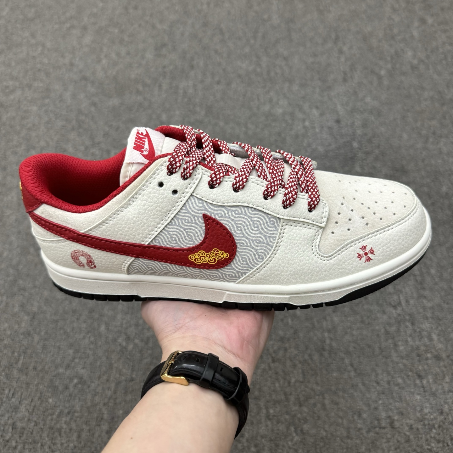 特价福利🉐💰199（36-45半） 公司级 头层 ［定制球鞋］ Chrome Hearts x Nike Dunk SB Low 克罗心 x 耐克 SB 低帮 蛇年限定 灰白红 鞋身整体以灰色麂皮打造，搭配米白色皮革框架覆盖层，使鞋款十分百搭，鞋舌绣标上以Nike Swoosh Logo呈现，鞋身两侧的Swoosh Logo和后跟饰片均采用红色点缀，鞋舌是网眼布材料，增强了透气性，后跟Nike字样以黄色刺绣妆点，鞋头处侧边克罗心LLogo采用黑色牙印点缀，后跟印有蛇，彰显联名身份；最后以米白色中底搭配黑色橡胶外底完善整体设计收尾。 货号：DJ2024-094 尺码：36 36.5 37.5 38 38.5 39 40 40.5 41 42 42.5 43 44 44.5 45